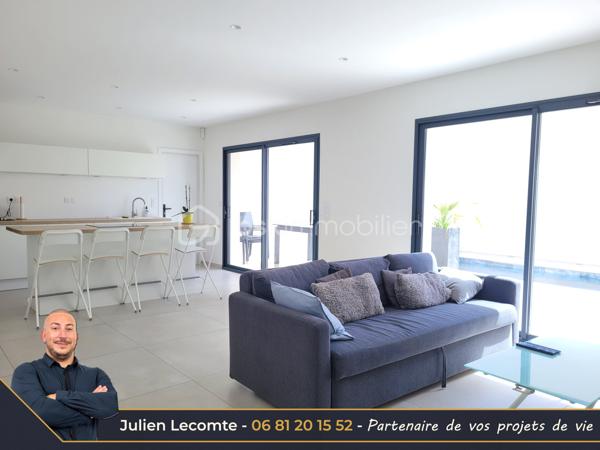 Magnifique villa moderne de 138m², 2 garages, sur terrain de 320m² dans un quartier récent bordant Valras-plage et situé à 800m de la mer.

Cette maison en étage propose de beaux volumes répartis en 2 appartements.
Au rez-de-chaussée une belle pièce de vie de 40m² avec cuisine ouverte et entièrement équipée, très lumineuse avec ses deux baies vitrées de 3m. Deux chambres de 11m² chacune, dont une avec un accès terrasse. Une belle salle d'eau avec double vasque et douche italienne (90x120) ainsi qu'un WC séparé et un cellier complètent ce niveau utilisé aujourd'hui en location saisonnière.

À l'étage, le deuxième appartement de 63m² propose une belle pièce de vie avec cuisine ouverte équipée pour une surface 41m². Les matériaux choisis sont chics et modernes. Vous profiterez d'une suite avec SDE privative (douche italienne 90x120 et vasque). Vous disposerez en plus d'une deuxième salle d'eau avec vasque, douche italienne (90x110) et WC suspendu. La suite possède un accès sur une terrasse de 20m² environ. Le salon quant à lui possède une terrasse de 12m². Sur cette terrasse, vous apercevrez un nouvel escalier qui vous mènera au super bonus de cette maison : un roof top de 50m² avec jacuzzi et vue panoramique à 360° sur la mer et la montagne !!!! Une vue aussi exceptionnelle qu'inattendue, de quoi provoquer le coup de cœur.

Les extérieurs sont très soignés et offrent de belles prestations avec une piscine au sel type Bali et son local très discret, une magnifique terrasse en partie couverte intimiste et sans vis-à-vis, des plantations méditerranéennes, gravier, gazon synthétique et un terrain de pétanque pour profiter des 300 jours de soleil du sud en famille ou entre amis.

Cette maison dispose également de deux garages. Le premier de 16m² est non communiquant avec la maison. Il est équipé d'une porte de service pour accéder au jardin, d'une porte sectionnelle motorisée et d'une borne de recharge pour voiture électrique. Le deuxième garage d'un peu plus de 18m² est isolé et offre, lui, des possibilités d'aménagement. Il communique avec la pièce de vie, dispose d'une fenêtre et toutes les arrivées et évacuation d'eau sont déjà prévues, laissant la possibilité de le transformer en suite parentale aisément et ainsi avoir une 3ème chambre au rez-de-chaussée. 

Bien qu'indépendant, les deux niveaux peuvent être réunis sans travaux pour une belle demeure familiale. Le propriétaire a pensé la maison pour faciliter la circulation et son évolution. À l'étage, il sera très facile de créer une chambre supplémentaire et un espace bureau/cocooning sans grande difficulté offrant ainsi un potentiel de 5 chambres et 4 salles d'eau dans la maison.

Cette maison offre également des prestations soignées avec des matériaux de qualité, du carrelage grande taille dans toute la maison, escalier béton carrelé, gardes corps intérieur et extérieur en verres, des menuiseries en alu avec des volets roulants électriques équipés d'un système domotique Delta Dore. Un système de climatisation réversible multi-splits est présent, chauffe-eau thermodynamique.

Maison construite en 2023, labellisée RE2020 et donc très économe en énergie. Elle dispose aussi de trois places de stationnement extérieur.

Idéale pour maison familiale, projet multigénérationnel ou locatif saisonnier.