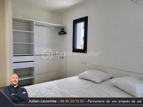 Magnifique villa moderne de 138m², 2 garages, sur terrain de 320m² dans un quartier récent bordant Valras-plage et situé à 800m de la mer.

Cette maison en étage propose de beaux volumes répartis en 2 appartements.
Au rez-de-chaussée une belle pièce de vie de 40m² avec cuisine ouverte et entièrement équipée, très lumineuse avec ses deux baies vitrées de 3m. Deux chambres de 11m² chacune, dont une avec un accès terrasse. Une belle salle d'eau avec double vasque et douche italienne (90x120) ainsi qu'un WC séparé et un cellier complètent ce niveau utilisé aujourd'hui en location saisonnière.

À l'étage, le deuxième appartement de 63m² propose une belle pièce de vie avec cuisine ouverte équipée pour une surface 41m². Les matériaux choisis sont chics et modernes. Vous profiterez d'une suite avec SDE privative (douche italienne 90x120 et vasque). Vous disposerez en plus d'une deuxième salle d'eau avec vasque, douche italienne (90x110) et WC suspendu. La suite possède un accès sur une terrasse de 20m² environ. Le salon quant à lui possède une terrasse de 12m². Sur cette terrasse, vous apercevrez un nouvel escalier qui vous mènera au super bonus de cette maison : un roof top de 50m² avec jacuzzi et vue panoramique à 360° sur la mer et la montagne !!!! Une vue aussi exceptionnelle qu'inattendue, de quoi provoquer le coup de cœur.

Les extérieurs sont très soignés et offrent de belles prestations avec une piscine au sel type Bali et son local très discret, une magnifique terrasse en partie couverte intimiste et sans vis-à-vis, des plantations méditerranéennes, gravier, gazon synthétique et un terrain de pétanque pour profiter des 300 jours de soleil du sud en famille ou entre amis.

Cette maison dispose également de deux garages. Le premier de 16m² est non communiquant avec la maison. Il est équipé d'une porte de service pour accéder au jardin, d'une porte sectionnelle motorisée et d'une borne de recharge pour voiture électrique. Le deuxième garage d'un peu plus de 18m² est isolé et offre, lui, des possibilités d'aménagement. Il communique avec la pièce de vie, dispose d'une fenêtre et toutes les arrivées et évacuation d'eau sont déjà prévues, laissant la possibilité de le transformer en suite parentale aisément et ainsi avoir une 3ème chambre au rez-de-chaussée. 

Bien qu'indépendant, les deux niveaux peuvent être réunis sans travaux pour une belle demeure familiale. Le propriétaire a pensé la maison pour faciliter la circulation et son évolution. À l'étage, il sera très facile de créer une chambre supplémentaire et un espace bureau/cocooning sans grande difficulté offrant ainsi un potentiel de 5 chambres et 4 salles d'eau dans la maison.

Cette maison offre également des prestations soignées avec des matériaux de qualité, du carrelage grande taille dans toute la maison, escalier béton carrelé, gardes corps intérieur et extérieur en verres, des menuiseries en alu avec des volets roulants électriques équipés d'un système domotique Delta Dore. Un système de climatisation réversible multi-splits est présent, chauffe-eau thermodynamique.

Maison construite en 2023, labellisée RE2020 et donc très économe en énergie. Elle dispose aussi de trois places de stationnement extérieur.

Idéale pour maison familiale, projet multigénérationnel ou locatif saisonnier.