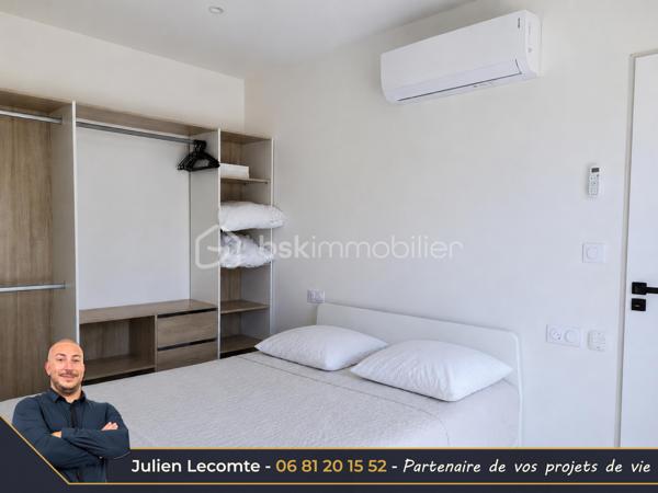 Magnifique villa moderne de 138m², 2 garages, sur terrain de 320m² dans un quartier récent bordant Valras-plage et situé à 800m de la mer.

Cette maison en étage propose de beaux volumes répartis en 2 appartements.
Au rez-de-chaussée une belle pièce de vie de 40m² avec cuisine ouverte et entièrement équipée, très lumineuse avec ses deux baies vitrées de 3m. Deux chambres de 11m² chacune, dont une avec un accès terrasse. Une belle salle d'eau avec double vasque et douche italienne (90x120) ainsi qu'un WC séparé et un cellier complètent ce niveau utilisé aujourd'hui en location saisonnière.

À l'étage, le deuxième appartement de 63m² propose une belle pièce de vie avec cuisine ouverte équipée pour une surface 41m². Les matériaux choisis sont chics et modernes. Vous profiterez d'une suite avec SDE privative (douche italienne 90x120 et vasque). Vous disposerez en plus d'une deuxième salle d'eau avec vasque, douche italienne (90x110) et WC suspendu. La suite possède un accès sur une terrasse de 20m² environ. Le salon quant à lui possède une terrasse de 12m². Sur cette terrasse, vous apercevrez un nouvel escalier qui vous mènera au super bonus de cette maison : un roof top de 50m² avec jacuzzi et vue panoramique à 360° sur la mer et la montagne !!!! Une vue aussi exceptionnelle qu'inattendue, de quoi provoquer le coup de cœur.

Les extérieurs sont très soignés et offrent de belles prestations avec une piscine au sel type Bali et son local très discret, une magnifique terrasse en partie couverte intimiste et sans vis-à-vis, des plantations méditerranéennes, gravier, gazon synthétique et un terrain de pétanque pour profiter des 300 jours de soleil du sud en famille ou entre amis.

Cette maison dispose également de deux garages. Le premier de 16m² est non communiquant avec la maison. Il est équipé d'une porte de service pour accéder au jardin, d'une porte sectionnelle motorisée et d'une borne de recharge pour voiture électrique. Le deuxième garage d'un peu plus de 18m² est isolé et offre, lui, des possibilités d'aménagement. Il communique avec la pièce de vie, dispose d'une fenêtre et toutes les arrivées et évacuation d'eau sont déjà prévues, laissant la possibilité de le transformer en suite parentale aisément et ainsi avoir une 3ème chambre au rez-de-chaussée. 

Bien qu'indépendant, les deux niveaux peuvent être réunis sans travaux pour une belle demeure familiale. Le propriétaire a pensé la maison pour faciliter la circulation et son évolution. À l'étage, il sera très facile de créer une chambre supplémentaire et un espace bureau/cocooning sans grande difficulté offrant ainsi un potentiel de 5 chambres et 4 salles d'eau dans la maison.

Cette maison offre également des prestations soignées avec des matériaux de qualité, du carrelage grande taille dans toute la maison, escalier béton carrelé, gardes corps intérieur et extérieur en verres, des menuiseries en alu avec des volets roulants électriques équipés d'un système domotique Delta Dore. Un système de climatisation réversible multi-splits est présent, chauffe-eau thermodynamique.

Maison construite en 2023, labellisée RE2020 et donc très économe en énergie. Elle dispose aussi de trois places de stationnement extérieur.

Idéale pour maison familiale, projet multigénérationnel ou locatif saisonnier.