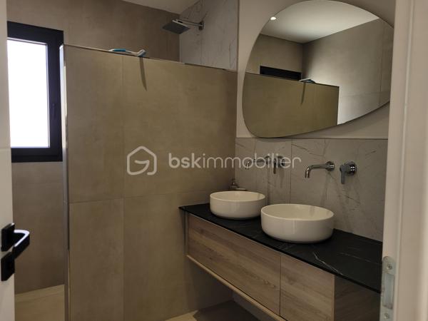 Magnifique villa moderne de 138m², 2 garages, sur terrain de 320m² dans un quartier récent bordant Valras-plage et situé à 800m de la mer.

Cette maison en étage propose de beaux volumes répartis en 2 appartements.
Au rez-de-chaussée une belle pièce de vie de 40m² avec cuisine ouverte et entièrement équipée, très lumineuse avec ses deux baies vitrées de 3m. Deux chambres de 11m² chacune, dont une avec un accès terrasse. Une belle salle d'eau avec double vasque et douche italienne (90x120) ainsi qu'un WC séparé et un cellier complètent ce niveau utilisé aujourd'hui en location saisonnière.

À l'étage, le deuxième appartement de 63m² propose une belle pièce de vie avec cuisine ouverte équipée pour une surface 41m². Les matériaux choisis sont chics et modernes. Vous profiterez d'une suite avec SDE privative (douche italienne 90x120 et vasque). Vous disposerez en plus d'une deuxième salle d'eau avec vasque, douche italienne (90x110) et WC suspendu. La suite possède un accès sur une terrasse de 20m² environ. Le salon quant à lui possède une terrasse de 12m². Sur cette terrasse, vous apercevrez un nouvel escalier qui vous mènera au super bonus de cette maison : un roof top de 50m² avec jacuzzi et vue panoramique à 360° sur la mer et la montagne !!!! Une vue aussi exceptionnelle qu'inattendue, de quoi provoquer le coup de cœur.

Les extérieurs sont très soignés et offrent de belles prestations avec une piscine au sel type Bali et son local très discret, une magnifique terrasse en partie couverte intimiste et sans vis-à-vis, des plantations méditerranéennes, gravier, gazon synthétique et un terrain de pétanque pour profiter des 300 jours de soleil du sud en famille ou entre amis.

Cette maison dispose également de deux garages. Le premier de 16m² est non communiquant avec la maison. Il est équipé d'une porte de service pour accéder au jardin, d'une porte sectionnelle motorisée et d'une borne de recharge pour voiture électrique. Le deuxième garage d'un peu plus de 18m² est isolé et offre, lui, des possibilités d'aménagement. Il communique avec la pièce de vie, dispose d'une fenêtre et toutes les arrivées et évacuation d'eau sont déjà prévues, laissant la possibilité de le transformer en suite parentale aisément et ainsi avoir une 3ème chambre au rez-de-chaussée. 

Bien qu'indépendant, les deux niveaux peuvent être réunis sans travaux pour une belle demeure familiale. Le propriétaire a pensé la maison pour faciliter la circulation et son évolution. À l'étage, il sera très facile de créer une chambre supplémentaire et un espace bureau/cocooning sans grande difficulté offrant ainsi un potentiel de 5 chambres et 4 salles d'eau dans la maison.

Cette maison offre également des prestations soignées avec des matériaux de qualité, du carrelage grande taille dans toute la maison, escalier béton carrelé, gardes corps intérieur et extérieur en verres, des menuiseries en alu avec des volets roulants électriques équipés d'un système domotique Delta Dore. Un système de climatisation réversible multi-splits est présent, chauffe-eau thermodynamique.

Maison construite en 2023, labellisée RE2020 et donc très économe en énergie. Elle dispose aussi de trois places de stationnement extérieur.

Idéale pour maison familiale, projet multigénérationnel ou locatif saisonnier.