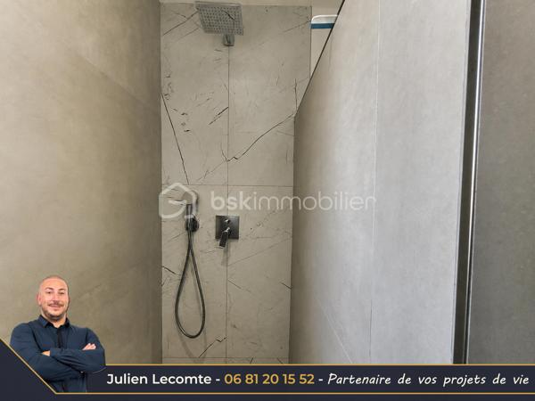 Magnifique villa moderne de 138m², 2 garages, sur terrain de 320m² dans un quartier récent bordant Valras-plage et situé à 800m de la mer.

Cette maison en étage propose de beaux volumes répartis en 2 appartements.
Au rez-de-chaussée une belle pièce de vie de 40m² avec cuisine ouverte et entièrement équipée, très lumineuse avec ses deux baies vitrées de 3m. Deux chambres de 11m² chacune, dont une avec un accès terrasse. Une belle salle d'eau avec double vasque et douche italienne (90x120) ainsi qu'un WC séparé et un cellier complètent ce niveau utilisé aujourd'hui en location saisonnière.

À l'étage, le deuxième appartement de 63m² propose une belle pièce de vie avec cuisine ouverte équipée pour une surface 41m². Les matériaux choisis sont chics et modernes. Vous profiterez d'une suite avec SDE privative (douche italienne 90x120 et vasque). Vous disposerez en plus d'une deuxième salle d'eau avec vasque, douche italienne (90x110) et WC suspendu. La suite possède un accès sur une terrasse de 20m² environ. Le salon quant à lui possède une terrasse de 12m². Sur cette terrasse, vous apercevrez un nouvel escalier qui vous mènera au super bonus de cette maison : un roof top de 50m² avec jacuzzi et vue panoramique à 360° sur la mer et la montagne !!!! Une vue aussi exceptionnelle qu'inattendue, de quoi provoquer le coup de cœur.

Les extérieurs sont très soignés et offrent de belles prestations avec une piscine au sel type Bali et son local très discret, une magnifique terrasse en partie couverte intimiste et sans vis-à-vis, des plantations méditerranéennes, gravier, gazon synthétique et un terrain de pétanque pour profiter des 300 jours de soleil du sud en famille ou entre amis.

Cette maison dispose également de deux garages. Le premier de 16m² est non communiquant avec la maison. Il est équipé d'une porte de service pour accéder au jardin, d'une porte sectionnelle motorisée et d'une borne de recharge pour voiture électrique. Le deuxième garage d'un peu plus de 18m² est isolé et offre, lui, des possibilités d'aménagement. Il communique avec la pièce de vie, dispose d'une fenêtre et toutes les arrivées et évacuation d'eau sont déjà prévues, laissant la possibilité de le transformer en suite parentale aisément et ainsi avoir une 3ème chambre au rez-de-chaussée. 

Bien qu'indépendant, les deux niveaux peuvent être réunis sans travaux pour une belle demeure familiale. Le propriétaire a pensé la maison pour faciliter la circulation et son évolution. À l'étage, il sera très facile de créer une chambre supplémentaire et un espace bureau/cocooning sans grande difficulté offrant ainsi un potentiel de 5 chambres et 4 salles d'eau dans la maison.

Cette maison offre également des prestations soignées avec des matériaux de qualité, du carrelage grande taille dans toute la maison, escalier béton carrelé, gardes corps intérieur et extérieur en verres, des menuiseries en alu avec des volets roulants électriques équipés d'un système domotique Delta Dore. Un système de climatisation réversible multi-splits est présent, chauffe-eau thermodynamique.

Maison construite en 2023, labellisée RE2020 et donc très économe en énergie. Elle dispose aussi de trois places de stationnement extérieur.

Idéale pour maison familiale, projet multigénérationnel ou locatif saisonnier.