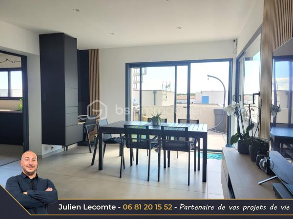 Magnifique villa moderne de 138m², 2 garages, sur terrain de 320m² dans un quartier récent bordant Valras-plage et situé à 800m de la mer.

Cette maison en étage propose de beaux volumes répartis en 2 appartements.
Au rez-de-chaussée une belle pièce de vie de 40m² avec cuisine ouverte et entièrement équipée, très lumineuse avec ses deux baies vitrées de 3m. Deux chambres de 11m² chacune, dont une avec un accès terrasse. Une belle salle d'eau avec double vasque et douche italienne (90x120) ainsi qu'un WC séparé et un cellier complètent ce niveau utilisé aujourd'hui en location saisonnière.

À l'étage, le deuxième appartement de 63m² propose une belle pièce de vie avec cuisine ouverte équipée pour une surface 41m². Les matériaux choisis sont chics et modernes. Vous profiterez d'une suite avec SDE privative (douche italienne 90x120 et vasque). Vous disposerez en plus d'une deuxième salle d'eau avec vasque, douche italienne (90x110) et WC suspendu. La suite possède un accès sur une terrasse de 20m² environ. Le salon quant à lui possède une terrasse de 12m². Sur cette terrasse, vous apercevrez un nouvel escalier qui vous mènera au super bonus de cette maison : un roof top de 50m² avec jacuzzi et vue panoramique à 360° sur la mer et la montagne !!!! Une vue aussi exceptionnelle qu'inattendue, de quoi provoquer le coup de cœur.

Les extérieurs sont très soignés et offrent de belles prestations avec une piscine au sel type Bali et son local très discret, une magnifique terrasse en partie couverte intimiste et sans vis-à-vis, des plantations méditerranéennes, gravier, gazon synthétique et un terrain de pétanque pour profiter des 300 jours de soleil du sud en famille ou entre amis.

Cette maison dispose également de deux garages. Le premier de 16m² est non communiquant avec la maison. Il est équipé d'une porte de service pour accéder au jardin, d'une porte sectionnelle motorisée et d'une borne de recharge pour voiture électrique. Le deuxième garage d'un peu plus de 18m² est isolé et offre, lui, des possibilités d'aménagement. Il communique avec la pièce de vie, dispose d'une fenêtre et toutes les arrivées et évacuation d'eau sont déjà prévues, laissant la possibilité de le transformer en suite parentale aisément et ainsi avoir une 3ème chambre au rez-de-chaussée. 

Bien qu'indépendant, les deux niveaux peuvent être réunis sans travaux pour une belle demeure familiale. Le propriétaire a pensé la maison pour faciliter la circulation et son évolution. À l'étage, il sera très facile de créer une chambre supplémentaire et un espace bureau/cocooning sans grande difficulté offrant ainsi un potentiel de 5 chambres et 4 salles d'eau dans la maison.

Cette maison offre également des prestations soignées avec des matériaux de qualité, du carrelage grande taille dans toute la maison, escalier béton carrelé, gardes corps intérieur et extérieur en verres, des menuiseries en alu avec des volets roulants électriques équipés d'un système domotique Delta Dore. Un système de climatisation réversible multi-splits est présent, chauffe-eau thermodynamique.

Maison construite en 2023, labellisée RE2020 et donc très économe en énergie. Elle dispose aussi de trois places de stationnement extérieur.

Idéale pour maison familiale, projet multigénérationnel ou locatif saisonnier.