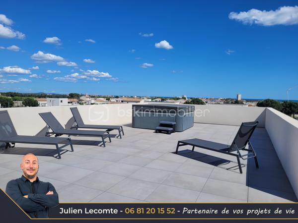 Magnifique villa moderne de 138m², 2 garages, sur terrain de 320m² dans un quartier récent bordant Valras-plage et situé à 800m de la mer.

Cette maison en étage propose de beaux volumes répartis en 2 appartements.
Au rez-de-chaussée une belle pièce de vie de 40m² avec cuisine ouverte et entièrement équipée, très lumineuse avec ses deux baies vitrées de 3m. Deux chambres de 11m² chacune, dont une avec un accès terrasse. Une belle salle d'eau avec double vasque et douche italienne (90x120) ainsi qu'un WC séparé et un cellier complètent ce niveau utilisé aujourd'hui en location saisonnière.

À l'étage, le deuxième appartement de 63m² propose une belle pièce de vie avec cuisine ouverte équipée pour une surface 41m². Les matériaux choisis sont chics et modernes. Vous profiterez d'une suite avec SDE privative (douche italienne 90x120 et vasque). Vous disposerez en plus d'une deuxième salle d'eau avec vasque, douche italienne (90x110) et WC suspendu. La suite possède un accès sur une terrasse de 20m² environ. Le salon quant à lui possède une terrasse de 12m². Sur cette terrasse, vous apercevrez un nouvel escalier qui vous mènera au super bonus de cette maison : un roof top de 50m² avec jacuzzi et vue panoramique à 360° sur la mer et la montagne !!!! Une vue aussi exceptionnelle qu'inattendue, de quoi provoquer le coup de cœur.

Les extérieurs sont très soignés et offrent de belles prestations avec une piscine au sel type Bali et son local très discret, une magnifique terrasse en partie couverte intimiste et sans vis-à-vis, des plantations méditerranéennes, gravier, gazon synthétique et un terrain de pétanque pour profiter des 300 jours de soleil du sud en famille ou entre amis.

Cette maison dispose également de deux garages. Le premier de 16m² est non communiquant avec la maison. Il est équipé d'une porte de service pour accéder au jardin, d'une porte sectionnelle motorisée et d'une borne de recharge pour voiture électrique. Le deuxième garage d'un peu plus de 18m² est isolé et offre, lui, des possibilités d'aménagement. Il communique avec la pièce de vie, dispose d'une fenêtre et toutes les arrivées et évacuation d'eau sont déjà prévues, laissant la possibilité de le transformer en suite parentale aisément et ainsi avoir une 3ème chambre au rez-de-chaussée. 

Bien qu'indépendant, les deux niveaux peuvent être réunis sans travaux pour une belle demeure familiale. Le propriétaire a pensé la maison pour faciliter la circulation et son évolution. À l'étage, il sera très facile de créer une chambre supplémentaire et un espace bureau/cocooning sans grande difficulté offrant ainsi un potentiel de 5 chambres et 4 salles d'eau dans la maison.

Cette maison offre également des prestations soignées avec des matériaux de qualité, du carrelage grande taille dans toute la maison, escalier béton carrelé, gardes corps intérieur et extérieur en verres, des menuiseries en alu avec des volets roulants électriques équipés d'un système domotique Delta Dore. Un système de climatisation réversible multi-splits est présent, chauffe-eau thermodynamique.

Maison construite en 2023, labellisée RE2020 et donc très économe en énergie. Elle dispose aussi de trois places de stationnement extérieur.

Idéale pour maison familiale, projet multigénérationnel ou locatif saisonnier.