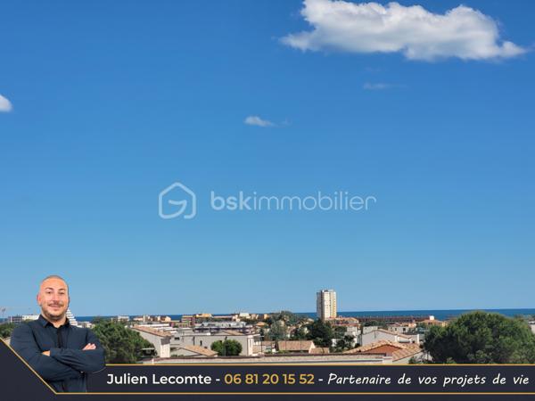Magnifique villa moderne de 138m², 2 garages, sur terrain de 320m² dans un quartier récent bordant Valras-plage et situé à 800m de la mer.

Cette maison en étage propose de beaux volumes répartis en 2 appartements.
Au rez-de-chaussée une belle pièce de vie de 40m² avec cuisine ouverte et entièrement équipée, très lumineuse avec ses deux baies vitrées de 3m. Deux chambres de 11m² chacune, dont une avec un accès terrasse. Une belle salle d'eau avec double vasque et douche italienne (90x120) ainsi qu'un WC séparé et un cellier complètent ce niveau utilisé aujourd'hui en location saisonnière.

À l'étage, le deuxième appartement de 63m² propose une belle pièce de vie avec cuisine ouverte équipée pour une surface 41m². Les matériaux choisis sont chics et modernes. Vous profiterez d'une suite avec SDE privative (douche italienne 90x120 et vasque). Vous disposerez en plus d'une deuxième salle d'eau avec vasque, douche italienne (90x110) et WC suspendu. La suite possède un accès sur une terrasse de 20m² environ. Le salon quant à lui possède une terrasse de 12m². Sur cette terrasse, vous apercevrez un nouvel escalier qui vous mènera au super bonus de cette maison : un roof top de 50m² avec jacuzzi et vue panoramique à 360° sur la mer et la montagne !!!! Une vue aussi exceptionnelle qu'inattendue, de quoi provoquer le coup de cœur.

Les extérieurs sont très soignés et offrent de belles prestations avec une piscine au sel type Bali et son local très discret, une magnifique terrasse en partie couverte intimiste et sans vis-à-vis, des plantations méditerranéennes, gravier, gazon synthétique et un terrain de pétanque pour profiter des 300 jours de soleil du sud en famille ou entre amis.

Cette maison dispose également de deux garages. Le premier de 16m² est non communiquant avec la maison. Il est équipé d'une porte de service pour accéder au jardin, d'une porte sectionnelle motorisée et d'une borne de recharge pour voiture électrique. Le deuxième garage d'un peu plus de 18m² est isolé et offre, lui, des possibilités d'aménagement. Il communique avec la pièce de vie, dispose d'une fenêtre et toutes les arrivées et évacuation d'eau sont déjà prévues, laissant la possibilité de le transformer en suite parentale aisément et ainsi avoir une 3ème chambre au rez-de-chaussée. 

Bien qu'indépendant, les deux niveaux peuvent être réunis sans travaux pour une belle demeure familiale. Le propriétaire a pensé la maison pour faciliter la circulation et son évolution. À l'étage, il sera très facile de créer une chambre supplémentaire et un espace bureau/cocooning sans grande difficulté offrant ainsi un potentiel de 5 chambres et 4 salles d'eau dans la maison.

Cette maison offre également des prestations soignées avec des matériaux de qualité, du carrelage grande taille dans toute la maison, escalier béton carrelé, gardes corps intérieur et extérieur en verres, des menuiseries en alu avec des volets roulants électriques équipés d'un système domotique Delta Dore. Un système de climatisation réversible multi-splits est présent, chauffe-eau thermodynamique.

Maison construite en 2023, labellisée RE2020 et donc très économe en énergie. Elle dispose aussi de trois places de stationnement extérieur.

Idéale pour maison familiale, projet multigénérationnel ou locatif saisonnier.