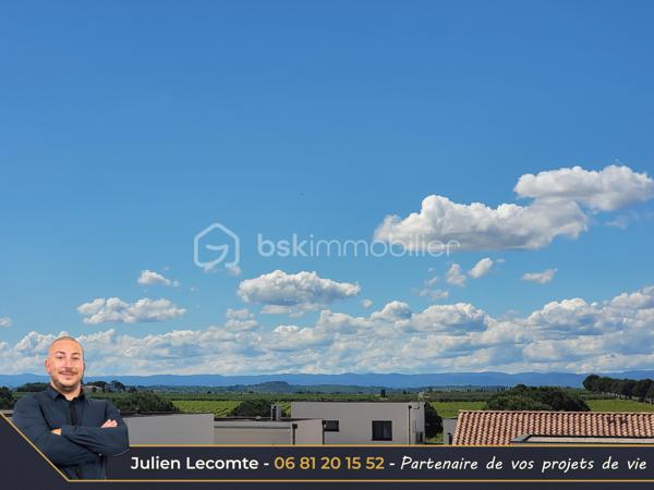 Magnifique villa moderne de 138m², 2 garages, sur terrain de 320m² dans un quartier récent bordant Valras-plage et situé à 800m de la mer.

Cette maison en étage propose de beaux volumes répartis en 2 appartements.
Au rez-de-chaussée une belle pièce de vie de 40m² avec cuisine ouverte et entièrement équipée, très lumineuse avec ses deux baies vitrées de 3m. Deux chambres de 11m² chacune, dont une avec un accès terrasse. Une belle salle d'eau avec double vasque et douche italienne (90x120) ainsi qu'un WC séparé et un cellier complètent ce niveau utilisé aujourd'hui en location saisonnière.

À l'étage, le deuxième appartement de 63m² propose une belle pièce de vie avec cuisine ouverte équipée pour une surface 41m². Les matériaux choisis sont chics et modernes. Vous profiterez d'une suite avec SDE privative (douche italienne 90x120 et vasque). Vous disposerez en plus d'une deuxième salle d'eau avec vasque, douche italienne (90x110) et WC suspendu. La suite possède un accès sur une terrasse de 20m² environ. Le salon quant à lui possède une terrasse de 12m². Sur cette terrasse, vous apercevrez un nouvel escalier qui vous mènera au super bonus de cette maison : un roof top de 50m² avec jacuzzi et vue panoramique à 360° sur la mer et la montagne !!!! Une vue aussi exceptionnelle qu'inattendue, de quoi provoquer le coup de cœur.

Les extérieurs sont très soignés et offrent de belles prestations avec une piscine au sel type Bali et son local très discret, une magnifique terrasse en partie couverte intimiste et sans vis-à-vis, des plantations méditerranéennes, gravier, gazon synthétique et un terrain de pétanque pour profiter des 300 jours de soleil du sud en famille ou entre amis.

Cette maison dispose également de deux garages. Le premier de 16m² est non communiquant avec la maison. Il est équipé d'une porte de service pour accéder au jardin, d'une porte sectionnelle motorisée et d'une borne de recharge pour voiture électrique. Le deuxième garage d'un peu plus de 18m² est isolé et offre, lui, des possibilités d'aménagement. Il communique avec la pièce de vie, dispose d'une fenêtre et toutes les arrivées et évacuation d'eau sont déjà prévues, laissant la possibilité de le transformer en suite parentale aisément et ainsi avoir une 3ème chambre au rez-de-chaussée. 

Bien qu'indépendant, les deux niveaux peuvent être réunis sans travaux pour une belle demeure familiale. Le propriétaire a pensé la maison pour faciliter la circulation et son évolution. À l'étage, il sera très facile de créer une chambre supplémentaire et un espace bureau/cocooning sans grande difficulté offrant ainsi un potentiel de 5 chambres et 4 salles d'eau dans la maison.

Cette maison offre également des prestations soignées avec des matériaux de qualité, du carrelage grande taille dans toute la maison, escalier béton carrelé, gardes corps intérieur et extérieur en verres, des menuiseries en alu avec des volets roulants électriques équipés d'un système domotique Delta Dore. Un système de climatisation réversible multi-splits est présent, chauffe-eau thermodynamique.

Maison construite en 2023, labellisée RE2020 et donc très économe en énergie. Elle dispose aussi de trois places de stationnement extérieur.

Idéale pour maison familiale, projet multigénérationnel ou locatif saisonnier.