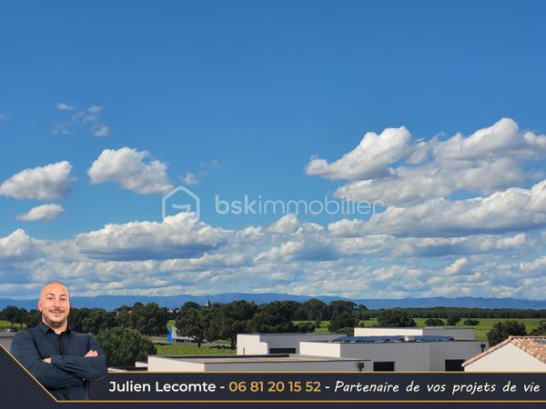 Magnifique villa moderne de 138m², 2 garages, sur terrain de 320m² dans un quartier récent bordant Valras-plage et situé à 800m de la mer.

Cette maison en étage propose de beaux volumes répartis en 2 appartements.
Au rez-de-chaussée une belle pièce de vie de 40m² avec cuisine ouverte et entièrement équipée, très lumineuse avec ses deux baies vitrées de 3m. Deux chambres de 11m² chacune, dont une avec un accès terrasse. Une belle salle d'eau avec double vasque et douche italienne (90x120) ainsi qu'un WC séparé et un cellier complètent ce niveau utilisé aujourd'hui en location saisonnière.

À l'étage, le deuxième appartement de 63m² propose une belle pièce de vie avec cuisine ouverte équipée pour une surface 41m². Les matériaux choisis sont chics et modernes. Vous profiterez d'une suite avec SDE privative (douche italienne 90x120 et vasque). Vous disposerez en plus d'une deuxième salle d'eau avec vasque, douche italienne (90x110) et WC suspendu. La suite possède un accès sur une terrasse de 20m² environ. Le salon quant à lui possède une terrasse de 12m². Sur cette terrasse, vous apercevrez un nouvel escalier qui vous mènera au super bonus de cette maison : un roof top de 50m² avec jacuzzi et vue panoramique à 360° sur la mer et la montagne !!!! Une vue aussi exceptionnelle qu'inattendue, de quoi provoquer le coup de cœur.

Les extérieurs sont très soignés et offrent de belles prestations avec une piscine au sel type Bali et son local très discret, une magnifique terrasse en partie couverte intimiste et sans vis-à-vis, des plantations méditerranéennes, gravier, gazon synthétique et un terrain de pétanque pour profiter des 300 jours de soleil du sud en famille ou entre amis.

Cette maison dispose également de deux garages. Le premier de 16m² est non communiquant avec la maison. Il est équipé d'une porte de service pour accéder au jardin, d'une porte sectionnelle motorisée et d'une borne de recharge pour voiture électrique. Le deuxième garage d'un peu plus de 18m² est isolé et offre, lui, des possibilités d'aménagement. Il communique avec la pièce de vie, dispose d'une fenêtre et toutes les arrivées et évacuation d'eau sont déjà prévues, laissant la possibilité de le transformer en suite parentale aisément et ainsi avoir une 3ème chambre au rez-de-chaussée. 

Bien qu'indépendant, les deux niveaux peuvent être réunis sans travaux pour une belle demeure familiale. Le propriétaire a pensé la maison pour faciliter la circulation et son évolution. À l'étage, il sera très facile de créer une chambre supplémentaire et un espace bureau/cocooning sans grande difficulté offrant ainsi un potentiel de 5 chambres et 4 salles d'eau dans la maison.

Cette maison offre également des prestations soignées avec des matériaux de qualité, du carrelage grande taille dans toute la maison, escalier béton carrelé, gardes corps intérieur et extérieur en verres, des menuiseries en alu avec des volets roulants électriques équipés d'un système domotique Delta Dore. Un système de climatisation réversible multi-splits est présent, chauffe-eau thermodynamique.

Maison construite en 2023, labellisée RE2020 et donc très économe en énergie. Elle dispose aussi de trois places de stationnement extérieur.

Idéale pour maison familiale, projet multigénérationnel ou locatif saisonnier.