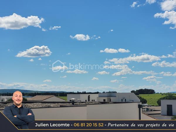 Magnifique villa moderne de 138m², 2 garages, sur terrain de 320m² dans un quartier récent bordant Valras-plage et situé à 800m de la mer.

Cette maison en étage propose de beaux volumes répartis en 2 appartements.
Au rez-de-chaussée une belle pièce de vie de 40m² avec cuisine ouverte et entièrement équipée, très lumineuse avec ses deux baies vitrées de 3m. Deux chambres de 11m² chacune, dont une avec un accès terrasse. Une belle salle d'eau avec double vasque et douche italienne (90x120) ainsi qu'un WC séparé et un cellier complètent ce niveau utilisé aujourd'hui en location saisonnière.

À l'étage, le deuxième appartement de 63m² propose une belle pièce de vie avec cuisine ouverte équipée pour une surface 41m². Les matériaux choisis sont chics et modernes. Vous profiterez d'une suite avec SDE privative (douche italienne 90x120 et vasque). Vous disposerez en plus d'une deuxième salle d'eau avec vasque, douche italienne (90x110) et WC suspendu. La suite possède un accès sur une terrasse de 20m² environ. Le salon quant à lui possède une terrasse de 12m². Sur cette terrasse, vous apercevrez un nouvel escalier qui vous mènera au super bonus de cette maison : un roof top de 50m² avec jacuzzi et vue panoramique à 360° sur la mer et la montagne !!!! Une vue aussi exceptionnelle qu'inattendue, de quoi provoquer le coup de cœur.

Les extérieurs sont très soignés et offrent de belles prestations avec une piscine au sel type Bali et son local très discret, une magnifique terrasse en partie couverte intimiste et sans vis-à-vis, des plantations méditerranéennes, gravier, gazon synthétique et un terrain de pétanque pour profiter des 300 jours de soleil du sud en famille ou entre amis.

Cette maison dispose également de deux garages. Le premier de 16m² est non communiquant avec la maison. Il est équipé d'une porte de service pour accéder au jardin, d'une porte sectionnelle motorisée et d'une borne de recharge pour voiture électrique. Le deuxième garage d'un peu plus de 18m² est isolé et offre, lui, des possibilités d'aménagement. Il communique avec la pièce de vie, dispose d'une fenêtre et toutes les arrivées et évacuation d'eau sont déjà prévues, laissant la possibilité de le transformer en suite parentale aisément et ainsi avoir une 3ème chambre au rez-de-chaussée. 

Bien qu'indépendant, les deux niveaux peuvent être réunis sans travaux pour une belle demeure familiale. Le propriétaire a pensé la maison pour faciliter la circulation et son évolution. À l'étage, il sera très facile de créer une chambre supplémentaire et un espace bureau/cocooning sans grande difficulté offrant ainsi un potentiel de 5 chambres et 4 salles d'eau dans la maison.

Cette maison offre également des prestations soignées avec des matériaux de qualité, du carrelage grande taille dans toute la maison, escalier béton carrelé, gardes corps intérieur et extérieur en verres, des menuiseries en alu avec des volets roulants électriques équipés d'un système domotique Delta Dore. Un système de climatisation réversible multi-splits est présent, chauffe-eau thermodynamique.

Maison construite en 2023, labellisée RE2020 et donc très économe en énergie. Elle dispose aussi de trois places de stationnement extérieur.

Idéale pour maison familiale, projet multigénérationnel ou locatif saisonnier.