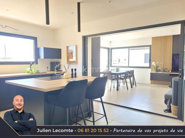 Magnifique villa moderne de 138m², 2 garages, sur terrain de 320m² dans un quartier récent bordant Valras-plage et situé à 800m de la mer.

Cette maison en étage propose de beaux volumes répartis en 2 appartements.
Au rez-de-chaussée une belle pièce de vie de 40m² avec cuisine ouverte et entièrement équipée, très lumineuse avec ses deux baies vitrées de 3m. Deux chambres de 11m² chacune, dont une avec un accès terrasse. Une belle salle d'eau avec double vasque et douche italienne (90x120) ainsi qu'un WC séparé et un cellier complètent ce niveau utilisé aujourd'hui en location saisonnière.

À l'étage, le deuxième appartement de 63m² propose une belle pièce de vie avec cuisine ouverte équipée pour une surface 41m². Les matériaux choisis sont chics et modernes. Vous profiterez d'une suite avec SDE privative (douche italienne 90x120 et vasque). Vous disposerez en plus d'une deuxième salle d'eau avec vasque, douche italienne (90x110) et WC suspendu. La suite possède un accès sur une terrasse de 20m² environ. Le salon quant à lui possède une terrasse de 12m². Sur cette terrasse, vous apercevrez un nouvel escalier qui vous mènera au super bonus de cette maison : un roof top de 50m² avec jacuzzi et vue panoramique à 360° sur la mer et la montagne !!!! Une vue aussi exceptionnelle qu'inattendue, de quoi provoquer le coup de cœur.

Les extérieurs sont très soignés et offrent de belles prestations avec une piscine au sel type Bali et son local très discret, une magnifique terrasse en partie couverte intimiste et sans vis-à-vis, des plantations méditerranéennes, gravier, gazon synthétique et un terrain de pétanque pour profiter des 300 jours de soleil du sud en famille ou entre amis.

Cette maison dispose également de deux garages. Le premier de 16m² est non communiquant avec la maison. Il est équipé d'une porte de service pour accéder au jardin, d'une porte sectionnelle motorisée et d'une borne de recharge pour voiture électrique. Le deuxième garage d'un peu plus de 18m² est isolé et offre, lui, des possibilités d'aménagement. Il communique avec la pièce de vie, dispose d'une fenêtre et toutes les arrivées et évacuation d'eau sont déjà prévues, laissant la possibilité de le transformer en suite parentale aisément et ainsi avoir une 3ème chambre au rez-de-chaussée. 

Bien qu'indépendant, les deux niveaux peuvent être réunis sans travaux pour une belle demeure familiale. Le propriétaire a pensé la maison pour faciliter la circulation et son évolution. À l'étage, il sera très facile de créer une chambre supplémentaire et un espace bureau/cocooning sans grande difficulté offrant ainsi un potentiel de 5 chambres et 4 salles d'eau dans la maison.

Cette maison offre également des prestations soignées avec des matériaux de qualité, du carrelage grande taille dans toute la maison, escalier béton carrelé, gardes corps intérieur et extérieur en verres, des menuiseries en alu avec des volets roulants électriques équipés d'un système domotique Delta Dore. Un système de climatisation réversible multi-splits est présent, chauffe-eau thermodynamique.

Maison construite en 2023, labellisée RE2020 et donc très économe en énergie. Elle dispose aussi de trois places de stationnement extérieur.

Idéale pour maison familiale, projet multigénérationnel ou locatif saisonnier.