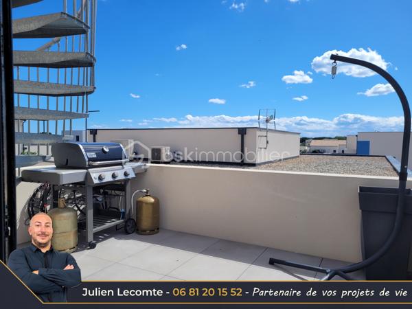 Magnifique villa moderne de 138m², 2 garages, sur terrain de 320m² dans un quartier récent bordant Valras-plage et situé à 800m de la mer.

Cette maison en étage propose de beaux volumes répartis en 2 appartements.
Au rez-de-chaussée une belle pièce de vie de 40m² avec cuisine ouverte et entièrement équipée, très lumineuse avec ses deux baies vitrées de 3m. Deux chambres de 11m² chacune, dont une avec un accès terrasse. Une belle salle d'eau avec double vasque et douche italienne (90x120) ainsi qu'un WC séparé et un cellier complètent ce niveau utilisé aujourd'hui en location saisonnière.

À l'étage, le deuxième appartement de 63m² propose une belle pièce de vie avec cuisine ouverte équipée pour une surface 41m². Les matériaux choisis sont chics et modernes. Vous profiterez d'une suite avec SDE privative (douche italienne 90x120 et vasque). Vous disposerez en plus d'une deuxième salle d'eau avec vasque, douche italienne (90x110) et WC suspendu. La suite possède un accès sur une terrasse de 20m² environ. Le salon quant à lui possède une terrasse de 12m². Sur cette terrasse, vous apercevrez un nouvel escalier qui vous mènera au super bonus de cette maison : un roof top de 50m² avec jacuzzi et vue panoramique à 360° sur la mer et la montagne !!!! Une vue aussi exceptionnelle qu'inattendue, de quoi provoquer le coup de cœur.

Les extérieurs sont très soignés et offrent de belles prestations avec une piscine au sel type Bali et son local très discret, une magnifique terrasse en partie couverte intimiste et sans vis-à-vis, des plantations méditerranéennes, gravier, gazon synthétique et un terrain de pétanque pour profiter des 300 jours de soleil du sud en famille ou entre amis.

Cette maison dispose également de deux garages. Le premier de 16m² est non communiquant avec la maison. Il est équipé d'une porte de service pour accéder au jardin, d'une porte sectionnelle motorisée et d'une borne de recharge pour voiture électrique. Le deuxième garage d'un peu plus de 18m² est isolé et offre, lui, des possibilités d'aménagement. Il communique avec la pièce de vie, dispose d'une fenêtre et toutes les arrivées et évacuation d'eau sont déjà prévues, laissant la possibilité de le transformer en suite parentale aisément et ainsi avoir une 3ème chambre au rez-de-chaussée. 

Bien qu'indépendant, les deux niveaux peuvent être réunis sans travaux pour une belle demeure familiale. Le propriétaire a pensé la maison pour faciliter la circulation et son évolution. À l'étage, il sera très facile de créer une chambre supplémentaire et un espace bureau/cocooning sans grande difficulté offrant ainsi un potentiel de 5 chambres et 4 salles d'eau dans la maison.

Cette maison offre également des prestations soignées avec des matériaux de qualité, du carrelage grande taille dans toute la maison, escalier béton carrelé, gardes corps intérieur et extérieur en verres, des menuiseries en alu avec des volets roulants électriques équipés d'un système domotique Delta Dore. Un système de climatisation réversible multi-splits est présent, chauffe-eau thermodynamique.

Maison construite en 2023, labellisée RE2020 et donc très économe en énergie. Elle dispose aussi de trois places de stationnement extérieur.

Idéale pour maison familiale, projet multigénérationnel ou locatif saisonnier.