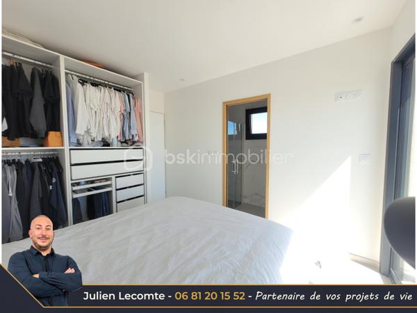 Magnifique villa moderne de 138m², 2 garages, sur terrain de 320m² dans un quartier récent bordant Valras-plage et situé à 800m de la mer.

Cette maison en étage propose de beaux volumes répartis en 2 appartements.
Au rez-de-chaussée une belle pièce de vie de 40m² avec cuisine ouverte et entièrement équipée, très lumineuse avec ses deux baies vitrées de 3m. Deux chambres de 11m² chacune, dont une avec un accès terrasse. Une belle salle d'eau avec double vasque et douche italienne (90x120) ainsi qu'un WC séparé et un cellier complètent ce niveau utilisé aujourd'hui en location saisonnière.

À l'étage, le deuxième appartement de 63m² propose une belle pièce de vie avec cuisine ouverte équipée pour une surface 41m². Les matériaux choisis sont chics et modernes. Vous profiterez d'une suite avec SDE privative (douche italienne 90x120 et vasque). Vous disposerez en plus d'une deuxième salle d'eau avec vasque, douche italienne (90x110) et WC suspendu. La suite possède un accès sur une terrasse de 20m² environ. Le salon quant à lui possède une terrasse de 12m². Sur cette terrasse, vous apercevrez un nouvel escalier qui vous mènera au super bonus de cette maison : un roof top de 50m² avec jacuzzi et vue panoramique à 360° sur la mer et la montagne !!!! Une vue aussi exceptionnelle qu'inattendue, de quoi provoquer le coup de cœur.

Les extérieurs sont très soignés et offrent de belles prestations avec une piscine au sel type Bali et son local très discret, une magnifique terrasse en partie couverte intimiste et sans vis-à-vis, des plantations méditerranéennes, gravier, gazon synthétique et un terrain de pétanque pour profiter des 300 jours de soleil du sud en famille ou entre amis.

Cette maison dispose également de deux garages. Le premier de 16m² est non communiquant avec la maison. Il est équipé d'une porte de service pour accéder au jardin, d'une porte sectionnelle motorisée et d'une borne de recharge pour voiture électrique. Le deuxième garage d'un peu plus de 18m² est isolé et offre, lui, des possibilités d'aménagement. Il communique avec la pièce de vie, dispose d'une fenêtre et toutes les arrivées et évacuation d'eau sont déjà prévues, laissant la possibilité de le transformer en suite parentale aisément et ainsi avoir une 3ème chambre au rez-de-chaussée. 

Bien qu'indépendant, les deux niveaux peuvent être réunis sans travaux pour une belle demeure familiale. Le propriétaire a pensé la maison pour faciliter la circulation et son évolution. À l'étage, il sera très facile de créer une chambre supplémentaire et un espace bureau/cocooning sans grande difficulté offrant ainsi un potentiel de 5 chambres et 4 salles d'eau dans la maison.

Cette maison offre également des prestations soignées avec des matériaux de qualité, du carrelage grande taille dans toute la maison, escalier béton carrelé, gardes corps intérieur et extérieur en verres, des menuiseries en alu avec des volets roulants électriques équipés d'un système domotique Delta Dore. Un système de climatisation réversible multi-splits est présent, chauffe-eau thermodynamique.

Maison construite en 2023, labellisée RE2020 et donc très économe en énergie. Elle dispose aussi de trois places de stationnement extérieur.

Idéale pour maison familiale, projet multigénérationnel ou locatif saisonnier.