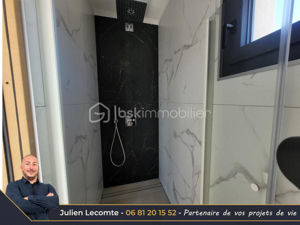 Magnifique villa moderne de 138m², 2 garages, sur terrain de 320m² dans un quartier récent bordant Valras-plage et situé à 800m de la mer.

Cette maison en étage propose de beaux volumes répartis en 2 appartements.
Au rez-de-chaussée une belle pièce de vie de 40m² avec cuisine ouverte et entièrement équipée, très lumineuse avec ses deux baies vitrées de 3m. Deux chambres de 11m² chacune, dont une avec un accès terrasse. Une belle salle d'eau avec double vasque et douche italienne (90x120) ainsi qu'un WC séparé et un cellier complètent ce niveau utilisé aujourd'hui en location saisonnière.

À l'étage, le deuxième appartement de 63m² propose une belle pièce de vie avec cuisine ouverte équipée pour une surface 41m². Les matériaux choisis sont chics et modernes. Vous profiterez d'une suite avec SDE privative (douche italienne 90x120 et vasque). Vous disposerez en plus d'une deuxième salle d'eau avec vasque, douche italienne (90x110) et WC suspendu. La suite possède un accès sur une terrasse de 20m² environ. Le salon quant à lui possède une terrasse de 12m². Sur cette terrasse, vous apercevrez un nouvel escalier qui vous mènera au super bonus de cette maison : un roof top de 50m² avec jacuzzi et vue panoramique à 360° sur la mer et la montagne !!!! Une vue aussi exceptionnelle qu'inattendue, de quoi provoquer le coup de cœur.

Les extérieurs sont très soignés et offrent de belles prestations avec une piscine au sel type Bali et son local très discret, une magnifique terrasse en partie couverte intimiste et sans vis-à-vis, des plantations méditerranéennes, gravier, gazon synthétique et un terrain de pétanque pour profiter des 300 jours de soleil du sud en famille ou entre amis.

Cette maison dispose également de deux garages. Le premier de 16m² est non communiquant avec la maison. Il est équipé d'une porte de service pour accéder au jardin, d'une porte sectionnelle motorisée et d'une borne de recharge pour voiture électrique. Le deuxième garage d'un peu plus de 18m² est isolé et offre, lui, des possibilités d'aménagement. Il communique avec la pièce de vie, dispose d'une fenêtre et toutes les arrivées et évacuation d'eau sont déjà prévues, laissant la possibilité de le transformer en suite parentale aisément et ainsi avoir une 3ème chambre au rez-de-chaussée. 

Bien qu'indépendant, les deux niveaux peuvent être réunis sans travaux pour une belle demeure familiale. Le propriétaire a pensé la maison pour faciliter la circulation et son évolution. À l'étage, il sera très facile de créer une chambre supplémentaire et un espace bureau/cocooning sans grande difficulté offrant ainsi un potentiel de 5 chambres et 4 salles d'eau dans la maison.

Cette maison offre également des prestations soignées avec des matériaux de qualité, du carrelage grande taille dans toute la maison, escalier béton carrelé, gardes corps intérieur et extérieur en verres, des menuiseries en alu avec des volets roulants électriques équipés d'un système domotique Delta Dore. Un système de climatisation réversible multi-splits est présent, chauffe-eau thermodynamique.

Maison construite en 2023, labellisée RE2020 et donc très économe en énergie. Elle dispose aussi de trois places de stationnement extérieur.

Idéale pour maison familiale, projet multigénérationnel ou locatif saisonnier.