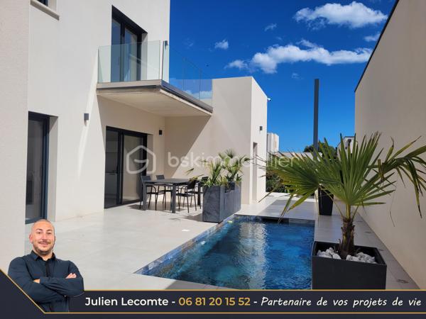 Magnifique villa moderne de 138m², 2 garages, sur terrain de 320m² dans un quartier récent bordant Valras-plage et situé à 800m de la mer.

Cette maison en étage propose de beaux volumes répartis en 2 appartements.
Au rez-de-chaussée une belle pièce de vie de 40m² avec cuisine ouverte et entièrement équipée, très lumineuse avec ses deux baies vitrées de 3m. Deux chambres de 11m² chacune, dont une avec un accès terrasse. Une belle salle d'eau avec double vasque et douche italienne (90x120) ainsi qu'un WC séparé et un cellier complètent ce niveau utilisé aujourd'hui en location saisonnière.

À l'étage, le deuxième appartement de 63m² propose une belle pièce de vie avec cuisine ouverte équipée pour une surface 41m². Les matériaux choisis sont chics et modernes. Vous profiterez d'une suite avec SDE privative (douche italienne 90x120 et vasque). Vous disposerez en plus d'une deuxième salle d'eau avec vasque, douche italienne (90x110) et WC suspendu. La suite possède un accès sur une terrasse de 20m² environ. Le salon quant à lui possède une terrasse de 12m². Sur cette terrasse, vous apercevrez un nouvel escalier qui vous mènera au super bonus de cette maison : un roof top de 50m² avec jacuzzi et vue panoramique à 360° sur la mer et la montagne !!!! Une vue aussi exceptionnelle qu'inattendue, de quoi provoquer le coup de cœur.

Les extérieurs sont très soignés et offrent de belles prestations avec une piscine au sel type Bali et son local très discret, une magnifique terrasse en partie couverte intimiste et sans vis-à-vis, des plantations méditerranéennes, gravier, gazon synthétique et un terrain de pétanque pour profiter des 300 jours de soleil du sud en famille ou entre amis.

Cette maison dispose également de deux garages. Le premier de 16m² est non communiquant avec la maison. Il est équipé d'une porte de service pour accéder au jardin, d'une porte sectionnelle motorisée et d'une borne de recharge pour voiture électrique. Le deuxième garage d'un peu plus de 18m² est isolé et offre, lui, des possibilités d'aménagement. Il communique avec la pièce de vie, dispose d'une fenêtre et toutes les arrivées et évacuation d'eau sont déjà prévues, laissant la possibilité de le transformer en suite parentale aisément et ainsi avoir une 3ème chambre au rez-de-chaussée. 

Bien qu'indépendant, les deux niveaux peuvent être réunis sans travaux pour une belle demeure familiale. Le propriétaire a pensé la maison pour faciliter la circulation et son évolution. À l'étage, il sera très facile de créer une chambre supplémentaire et un espace bureau/cocooning sans grande difficulté offrant ainsi un potentiel de 5 chambres et 4 salles d'eau dans la maison.

Cette maison offre également des prestations soignées avec des matériaux de qualité, du carrelage grande taille dans toute la maison, escalier béton carrelé, gardes corps intérieur et extérieur en verres, des menuiseries en alu avec des volets roulants électriques équipés d'un système domotique Delta Dore. Un système de climatisation réversible multi-splits est présent, chauffe-eau thermodynamique.

Maison construite en 2023, labellisée RE2020 et donc très économe en énergie. Elle dispose aussi de trois places de stationnement extérieur.

Idéale pour maison familiale, projet multigénérationnel ou locatif saisonnier.