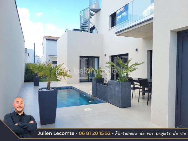 Magnifique villa moderne de 138m², 2 garages, sur terrain de 320m² dans un quartier récent bordant Valras-plage et situé à 800m de la mer.

Cette maison en étage propose de beaux volumes répartis en 2 appartements.
Au rez-de-chaussée une belle pièce de vie de 40m² avec cuisine ouverte et entièrement équipée, très lumineuse avec ses deux baies vitrées de 3m. Deux chambres de 11m² chacune, dont une avec un accès terrasse. Une belle salle d'eau avec double vasque et douche italienne (90x120) ainsi qu'un WC séparé et un cellier complètent ce niveau utilisé aujourd'hui en location saisonnière.

À l'étage, le deuxième appartement de 63m² propose une belle pièce de vie avec cuisine ouverte équipée pour une surface 41m². Les matériaux choisis sont chics et modernes. Vous profiterez d'une suite avec SDE privative (douche italienne 90x120 et vasque). Vous disposerez en plus d'une deuxième salle d'eau avec vasque, douche italienne (90x110) et WC suspendu. La suite possède un accès sur une terrasse de 20m² environ. Le salon quant à lui possède une terrasse de 12m². Sur cette terrasse, vous apercevrez un nouvel escalier qui vous mènera au super bonus de cette maison : un roof top de 50m² avec jacuzzi et vue panoramique à 360° sur la mer et la montagne !!!! Une vue aussi exceptionnelle qu'inattendue, de quoi provoquer le coup de cœur.

Les extérieurs sont très soignés et offrent de belles prestations avec une piscine au sel type Bali et son local très discret, une magnifique terrasse en partie couverte intimiste et sans vis-à-vis, des plantations méditerranéennes, gravier, gazon synthétique et un terrain de pétanque pour profiter des 300 jours de soleil du sud en famille ou entre amis.

Cette maison dispose également de deux garages. Le premier de 16m² est non communiquant avec la maison. Il est équipé d'une porte de service pour accéder au jardin, d'une porte sectionnelle motorisée et d'une borne de recharge pour voiture électrique. Le deuxième garage d'un peu plus de 18m² est isolé et offre, lui, des possibilités d'aménagement. Il communique avec la pièce de vie, dispose d'une fenêtre et toutes les arrivées et évacuation d'eau sont déjà prévues, laissant la possibilité de le transformer en suite parentale aisément et ainsi avoir une 3ème chambre au rez-de-chaussée. 

Bien qu'indépendant, les deux niveaux peuvent être réunis sans travaux pour une belle demeure familiale. Le propriétaire a pensé la maison pour faciliter la circulation et son évolution. À l'étage, il sera très facile de créer une chambre supplémentaire et un espace bureau/cocooning sans grande difficulté offrant ainsi un potentiel de 5 chambres et 4 salles d'eau dans la maison.

Cette maison offre également des prestations soignées avec des matériaux de qualité, du carrelage grande taille dans toute la maison, escalier béton carrelé, gardes corps intérieur et extérieur en verres, des menuiseries en alu avec des volets roulants électriques équipés d'un système domotique Delta Dore. Un système de climatisation réversible multi-splits est présent, chauffe-eau thermodynamique.

Maison construite en 2023, labellisée RE2020 et donc très économe en énergie. Elle dispose aussi de trois places de stationnement extérieur.

Idéale pour maison familiale, projet multigénérationnel ou locatif saisonnier.