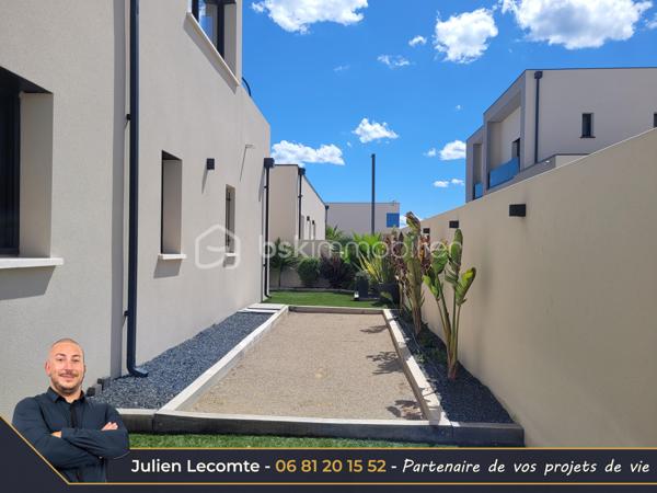 Magnifique villa moderne de 138m², 2 garages, sur terrain de 320m² dans un quartier récent bordant Valras-plage et situé à 800m de la mer.

Cette maison en étage propose de beaux volumes répartis en 2 appartements.
Au rez-de-chaussée une belle pièce de vie de 40m² avec cuisine ouverte et entièrement équipée, très lumineuse avec ses deux baies vitrées de 3m. Deux chambres de 11m² chacune, dont une avec un accès terrasse. Une belle salle d'eau avec double vasque et douche italienne (90x120) ainsi qu'un WC séparé et un cellier complètent ce niveau utilisé aujourd'hui en location saisonnière.

À l'étage, le deuxième appartement de 63m² propose une belle pièce de vie avec cuisine ouverte équipée pour une surface 41m². Les matériaux choisis sont chics et modernes. Vous profiterez d'une suite avec SDE privative (douche italienne 90x120 et vasque). Vous disposerez en plus d'une deuxième salle d'eau avec vasque, douche italienne (90x110) et WC suspendu. La suite possède un accès sur une terrasse de 20m² environ. Le salon quant à lui possède une terrasse de 12m². Sur cette terrasse, vous apercevrez un nouvel escalier qui vous mènera au super bonus de cette maison : un roof top de 50m² avec jacuzzi et vue panoramique à 360° sur la mer et la montagne !!!! Une vue aussi exceptionnelle qu'inattendue, de quoi provoquer le coup de cœur.

Les extérieurs sont très soignés et offrent de belles prestations avec une piscine au sel type Bali et son local très discret, une magnifique terrasse en partie couverte intimiste et sans vis-à-vis, des plantations méditerranéennes, gravier, gazon synthétique et un terrain de pétanque pour profiter des 300 jours de soleil du sud en famille ou entre amis.

Cette maison dispose également de deux garages. Le premier de 16m² est non communiquant avec la maison. Il est équipé d'une porte de service pour accéder au jardin, d'une porte sectionnelle motorisée et d'une borne de recharge pour voiture électrique. Le deuxième garage d'un peu plus de 18m² est isolé et offre, lui, des possibilités d'aménagement. Il communique avec la pièce de vie, dispose d'une fenêtre et toutes les arrivées et évacuation d'eau sont déjà prévues, laissant la possibilité de le transformer en suite parentale aisément et ainsi avoir une 3ème chambre au rez-de-chaussée. 

Bien qu'indépendant, les deux niveaux peuvent être réunis sans travaux pour une belle demeure familiale. Le propriétaire a pensé la maison pour faciliter la circulation et son évolution. À l'étage, il sera très facile de créer une chambre supplémentaire et un espace bureau/cocooning sans grande difficulté offrant ainsi un potentiel de 5 chambres et 4 salles d'eau dans la maison.

Cette maison offre également des prestations soignées avec des matériaux de qualité, du carrelage grande taille dans toute la maison, escalier béton carrelé, gardes corps intérieur et extérieur en verres, des menuiseries en alu avec des volets roulants électriques équipés d'un système domotique Delta Dore. Un système de climatisation réversible multi-splits est présent, chauffe-eau thermodynamique.

Maison construite en 2023, labellisée RE2020 et donc très économe en énergie. Elle dispose aussi de trois places de stationnement extérieur.

Idéale pour maison familiale, projet multigénérationnel ou locatif saisonnier.