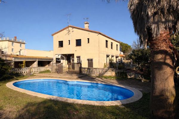 Idéalement située sur les hauteurs prisées du Mont Saint-Clair, venez découvrir cette villa d’environ 250 m², édifiée sur une magnifique parcelle de 1 370 m².

Actuellement divisée en deux appartements indépendants, la villa offre la possibilité d’être réunie pour former une seule et grande habitation, selon vos besoins et vos projets.
À l’étage, vous trouverez un logement lumineux composé de : une grande véranda climatisée, un salon et une salle à manger, une cuisine indépendante, 3 chambres, une salle de bains et une buanderie.
Au rez-de-chaussée, un second appartement entièrement à rénover, offrant un fort potentiel, comprenant : une salle à manger ouverte sur la cuisine, un salon, 2 chambres, 2 bureaux, une salle d’eau avec WC et un cellier.

Concernant les extérieurs: la parcelle, plate et arboré, dispose d'une grande terrasse exposée plein sud, d'une piscine exposée sud-ouest, de beaux espaces extérieurs à aménager selon vos envies, un grand garage avec cellier et la possibilité de stationner plusieurs véhicules sur la propriété.

L'ensemble de la maison est équipée de double vitrage et de volets roulants électriques

Cette villa offre un potentiel rare dans un secteur recherché, idéal pour une grande famille, un projet multi-générationnel ou un investissement.