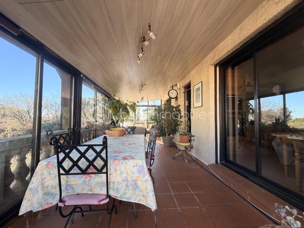 Idéalement située sur les hauteurs prisées du Mont Saint-Clair, venez découvrir cette villa d’environ 250 m², édifiée sur une magnifique parcelle de 1 370 m².

Actuellement divisée en deux appartements indépendants, la villa offre la possibilité d’être réunie pour former une seule et grande habitation, selon vos besoins et vos projets.
À l’étage, vous trouverez un logement lumineux composé de : une grande véranda climatisée, un salon et une salle à manger, une cuisine indépendante, 3 chambres, une salle de bains et une buanderie.
Au rez-de-chaussée, un second appartement entièrement à rénover, offrant un fort potentiel, comprenant : une salle à manger ouverte sur la cuisine, un salon, 2 chambres, 2 bureaux, une salle d’eau avec WC et un cellier.

Concernant les extérieurs: la parcelle, plate et arboré, dispose d'une grande terrasse exposée plein sud, d'une piscine exposée sud-ouest, de beaux espaces extérieurs à aménager selon vos envies, un grand garage avec cellier et la possibilité de stationner plusieurs véhicules sur la propriété.

L'ensemble de la maison est équipée de double vitrage et de volets roulants électriques

Cette villa offre un potentiel rare dans un secteur recherché, idéal pour une grande famille, un projet multi-générationnel ou un investissement.