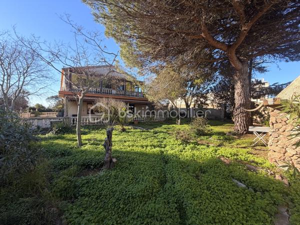 Idéalement située sur les hauteurs prisées du Mont Saint-Clair, venez découvrir cette villa d’environ 250 m², édifiée sur une magnifique parcelle de 1 370 m².

Actuellement divisée en deux appartements indépendants, la villa offre la possibilité d’être réunie pour former une seule et grande habitation, selon vos besoins et vos projets.
À l’étage, vous trouverez un logement lumineux composé de : une grande véranda climatisée, un salon et une salle à manger, une cuisine indépendante, 3 chambres, une salle de bains et une buanderie.
Au rez-de-chaussée, un second appartement entièrement à rénover, offrant un fort potentiel, comprenant : une salle à manger ouverte sur la cuisine, un salon, 2 chambres, 2 bureaux, une salle d’eau avec WC et un cellier.

Concernant les extérieurs: la parcelle, plate et arboré, dispose d'une grande terrasse exposée plein sud, d'une piscine exposée sud-ouest, de beaux espaces extérieurs à aménager selon vos envies, un grand garage avec cellier et la possibilité de stationner plusieurs véhicules sur la propriété.

L'ensemble de la maison est équipée de double vitrage et de volets roulants électriques

Cette villa offre un potentiel rare dans un secteur recherché, idéal pour une grande famille, un projet multi-générationnel ou un investissement.