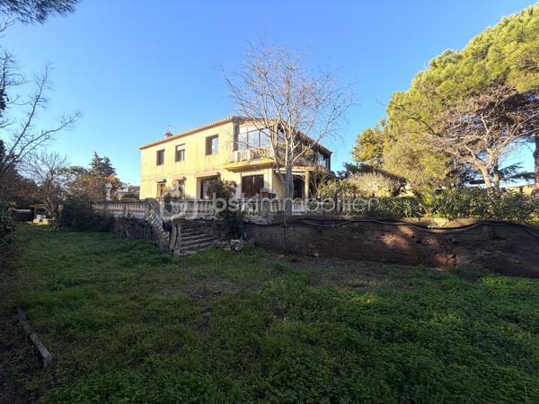 Idéalement située sur les hauteurs prisées du Mont Saint-Clair, venez découvrir cette villa d’environ 250 m², édifiée sur une magnifique parcelle de 1 370 m².

Actuellement divisée en deux appartements indépendants, la villa offre la possibilité d’être réunie pour former une seule et grande habitation, selon vos besoins et vos projets.
À l’étage, vous trouverez un logement lumineux composé de : une grande véranda climatisée, un salon et une salle à manger, une cuisine indépendante, 3 chambres, une salle de bains et une buanderie.
Au rez-de-chaussée, un second appartement entièrement à rénover, offrant un fort potentiel, comprenant : une salle à manger ouverte sur la cuisine, un salon, 2 chambres, 2 bureaux, une salle d’eau avec WC et un cellier.

Concernant les extérieurs: la parcelle, plate et arboré, dispose d'une grande terrasse exposée plein sud, d'une piscine exposée sud-ouest, de beaux espaces extérieurs à aménager selon vos envies, un grand garage avec cellier et la possibilité de stationner plusieurs véhicules sur la propriété.

L'ensemble de la maison est équipée de double vitrage et de volets roulants électriques

Cette villa offre un potentiel rare dans un secteur recherché, idéal pour une grande famille, un projet multi-générationnel ou un investissement.