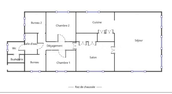 Idéalement située sur les hauteurs prisées du Mont Saint-Clair, venez découvrir cette villa d’environ 250 m², édifiée sur une magnifique parcelle de 1 370 m².

Actuellement divisée en deux appartements indépendants, la villa offre la possibilité d’être réunie pour former une seule et grande habitation, selon vos besoins et vos projets.
À l’étage, vous trouverez un logement lumineux composé de : une grande véranda climatisée, un salon et une salle à manger, une cuisine indépendante, 3 chambres, une salle de bains et une buanderie.
Au rez-de-chaussée, un second appartement entièrement à rénover, offrant un fort potentiel, comprenant : une salle à manger ouverte sur la cuisine, un salon, 2 chambres, 2 bureaux, une salle d’eau avec WC et un cellier.

Concernant les extérieurs: la parcelle, plate et arboré, dispose d'une grande terrasse exposée plein sud, d'une piscine exposée sud-ouest, de beaux espaces extérieurs à aménager selon vos envies, un grand garage avec cellier et la possibilité de stationner plusieurs véhicules sur la propriété.

L'ensemble de la maison est équipée de double vitrage et de volets roulants électriques

Cette villa offre un potentiel rare dans un secteur recherché, idéal pour une grande famille, un projet multi-générationnel ou un investissement.