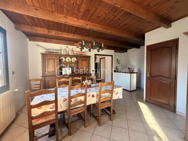 Idéalement située sur les hauteurs prisées du Mont Saint-Clair, venez découvrir cette villa d’environ 250 m², édifiée sur une magnifique parcelle de 1 370 m².

Actuellement divisée en deux appartements indépendants, la villa offre la possibilité d’être réunie pour former une seule et grande habitation, selon vos besoins et vos projets.
À l’étage, vous trouverez un logement lumineux composé de : une grande véranda climatisée, un salon et une salle à manger, une cuisine indépendante, 3 chambres, une salle de bains et une buanderie.
Au rez-de-chaussée, un second appartement entièrement à rénover, offrant un fort potentiel, comprenant : une salle à manger ouverte sur la cuisine, un salon, 2 chambres, 2 bureaux, une salle d’eau avec WC et un cellier.

Concernant les extérieurs: la parcelle, plate et arboré, dispose d'une grande terrasse exposée plein sud, d'une piscine exposée sud-ouest, de beaux espaces extérieurs à aménager selon vos envies, un grand garage avec cellier et la possibilité de stationner plusieurs véhicules sur la propriété.

L'ensemble de la maison est équipée de double vitrage et de volets roulants électriques

Cette villa offre un potentiel rare dans un secteur recherché, idéal pour une grande famille, un projet multi-générationnel ou un investissement.
