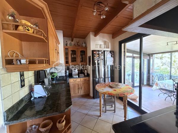 Idéalement située sur les hauteurs prisées du Mont Saint-Clair, venez découvrir cette villa d’environ 250 m², édifiée sur une magnifique parcelle de 1 370 m².

Actuellement divisée en deux appartements indépendants, la villa offre la possibilité d’être réunie pour former une seule et grande habitation, selon vos besoins et vos projets.
À l’étage, vous trouverez un logement lumineux composé de : une grande véranda climatisée, un salon et une salle à manger, une cuisine indépendante, 3 chambres, une salle de bains et une buanderie.
Au rez-de-chaussée, un second appartement entièrement à rénover, offrant un fort potentiel, comprenant : une salle à manger ouverte sur la cuisine, un salon, 2 chambres, 2 bureaux, une salle d’eau avec WC et un cellier.

Concernant les extérieurs: la parcelle, plate et arboré, dispose d'une grande terrasse exposée plein sud, d'une piscine exposée sud-ouest, de beaux espaces extérieurs à aménager selon vos envies, un grand garage avec cellier et la possibilité de stationner plusieurs véhicules sur la propriété.

L'ensemble de la maison est équipée de double vitrage et de volets roulants électriques

Cette villa offre un potentiel rare dans un secteur recherché, idéal pour une grande famille, un projet multi-générationnel ou un investissement.