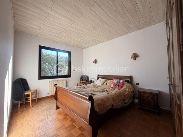 Idéalement située sur les hauteurs prisées du Mont Saint-Clair, venez découvrir cette villa d’environ 250 m², édifiée sur une magnifique parcelle de 1 370 m².

Actuellement divisée en deux appartements indépendants, la villa offre la possibilité d’être réunie pour former une seule et grande habitation, selon vos besoins et vos projets.
À l’étage, vous trouverez un logement lumineux composé de : une grande véranda climatisée, un salon et une salle à manger, une cuisine indépendante, 3 chambres, une salle de bains et une buanderie.
Au rez-de-chaussée, un second appartement entièrement à rénover, offrant un fort potentiel, comprenant : une salle à manger ouverte sur la cuisine, un salon, 2 chambres, 2 bureaux, une salle d’eau avec WC et un cellier.

Concernant les extérieurs: la parcelle, plate et arboré, dispose d'une grande terrasse exposée plein sud, d'une piscine exposée sud-ouest, de beaux espaces extérieurs à aménager selon vos envies, un grand garage avec cellier et la possibilité de stationner plusieurs véhicules sur la propriété.

L'ensemble de la maison est équipée de double vitrage et de volets roulants électriques

Cette villa offre un potentiel rare dans un secteur recherché, idéal pour une grande famille, un projet multi-générationnel ou un investissement.