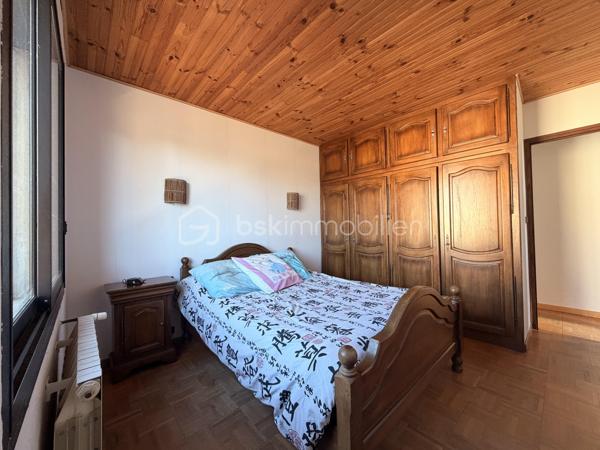 Idéalement située sur les hauteurs prisées du Mont Saint-Clair, venez découvrir cette villa d’environ 250 m², édifiée sur une magnifique parcelle de 1 370 m².

Actuellement divisée en deux appartements indépendants, la villa offre la possibilité d’être réunie pour former une seule et grande habitation, selon vos besoins et vos projets.
À l’étage, vous trouverez un logement lumineux composé de : une grande véranda climatisée, un salon et une salle à manger, une cuisine indépendante, 3 chambres, une salle de bains et une buanderie.
Au rez-de-chaussée, un second appartement entièrement à rénover, offrant un fort potentiel, comprenant : une salle à manger ouverte sur la cuisine, un salon, 2 chambres, 2 bureaux, une salle d’eau avec WC et un cellier.

Concernant les extérieurs: la parcelle, plate et arboré, dispose d'une grande terrasse exposée plein sud, d'une piscine exposée sud-ouest, de beaux espaces extérieurs à aménager selon vos envies, un grand garage avec cellier et la possibilité de stationner plusieurs véhicules sur la propriété.

L'ensemble de la maison est équipée de double vitrage et de volets roulants électriques

Cette villa offre un potentiel rare dans un secteur recherché, idéal pour une grande famille, un projet multi-générationnel ou un investissement.