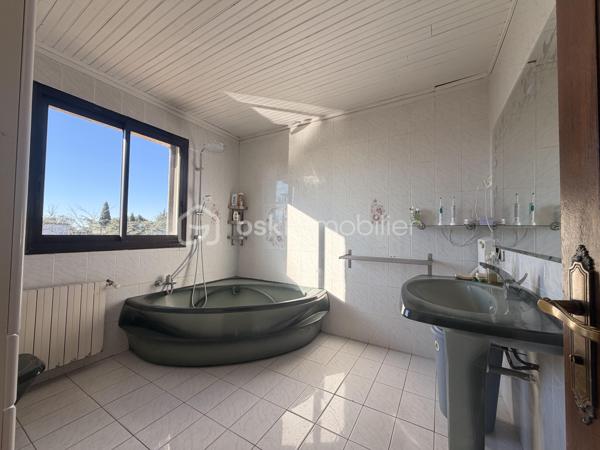 Idéalement située sur les hauteurs prisées du Mont Saint-Clair, venez découvrir cette villa d’environ 250 m², édifiée sur une magnifique parcelle de 1 370 m².

Actuellement divisée en deux appartements indépendants, la villa offre la possibilité d’être réunie pour former une seule et grande habitation, selon vos besoins et vos projets.
À l’étage, vous trouverez un logement lumineux composé de : une grande véranda climatisée, un salon et une salle à manger, une cuisine indépendante, 3 chambres, une salle de bains et une buanderie.
Au rez-de-chaussée, un second appartement entièrement à rénover, offrant un fort potentiel, comprenant : une salle à manger ouverte sur la cuisine, un salon, 2 chambres, 2 bureaux, une salle d’eau avec WC et un cellier.

Concernant les extérieurs: la parcelle, plate et arboré, dispose d'une grande terrasse exposée plein sud, d'une piscine exposée sud-ouest, de beaux espaces extérieurs à aménager selon vos envies, un grand garage avec cellier et la possibilité de stationner plusieurs véhicules sur la propriété.

L'ensemble de la maison est équipée de double vitrage et de volets roulants électriques

Cette villa offre un potentiel rare dans un secteur recherché, idéal pour une grande famille, un projet multi-générationnel ou un investissement.