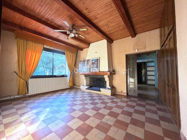 Idéalement située sur les hauteurs prisées du Mont Saint-Clair, venez découvrir cette villa d’environ 250 m², édifiée sur une magnifique parcelle de 1 370 m².

Actuellement divisée en deux appartements indépendants, la villa offre la possibilité d’être réunie pour former une seule et grande habitation, selon vos besoins et vos projets.
À l’étage, vous trouverez un logement lumineux composé de : une grande véranda climatisée, un salon et une salle à manger, une cuisine indépendante, 3 chambres, une salle de bains et une buanderie.
Au rez-de-chaussée, un second appartement entièrement à rénover, offrant un fort potentiel, comprenant : une salle à manger ouverte sur la cuisine, un salon, 2 chambres, 2 bureaux, une salle d’eau avec WC et un cellier.

Concernant les extérieurs: la parcelle, plate et arboré, dispose d'une grande terrasse exposée plein sud, d'une piscine exposée sud-ouest, de beaux espaces extérieurs à aménager selon vos envies, un grand garage avec cellier et la possibilité de stationner plusieurs véhicules sur la propriété.

L'ensemble de la maison est équipée de double vitrage et de volets roulants électriques

Cette villa offre un potentiel rare dans un secteur recherché, idéal pour une grande famille, un projet multi-générationnel ou un investissement.