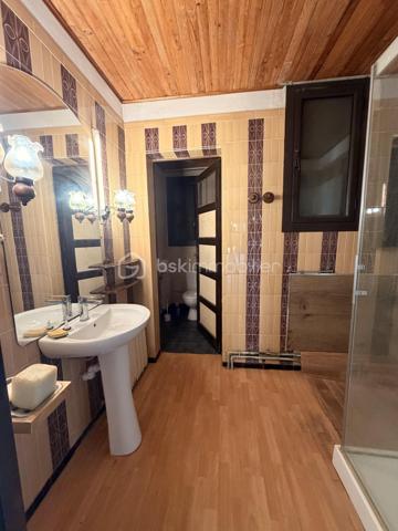 Idéalement située sur les hauteurs prisées du Mont Saint-Clair, venez découvrir cette villa d’environ 250 m², édifiée sur une magnifique parcelle de 1 370 m².

Actuellement divisée en deux appartements indépendants, la villa offre la possibilité d’être réunie pour former une seule et grande habitation, selon vos besoins et vos projets.
À l’étage, vous trouverez un logement lumineux composé de : une grande véranda climatisée, un salon et une salle à manger, une cuisine indépendante, 3 chambres, une salle de bains et une buanderie.
Au rez-de-chaussée, un second appartement entièrement à rénover, offrant un fort potentiel, comprenant : une salle à manger ouverte sur la cuisine, un salon, 2 chambres, 2 bureaux, une salle d’eau avec WC et un cellier.

Concernant les extérieurs: la parcelle, plate et arboré, dispose d'une grande terrasse exposée plein sud, d'une piscine exposée sud-ouest, de beaux espaces extérieurs à aménager selon vos envies, un grand garage avec cellier et la possibilité de stationner plusieurs véhicules sur la propriété.

L'ensemble de la maison est équipée de double vitrage et de volets roulants électriques

Cette villa offre un potentiel rare dans un secteur recherché, idéal pour une grande famille, un projet multi-générationnel ou un investissement.