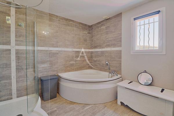VILLA TYPE 6 AVEC JARDIN PAYSAGE PISCINE CHAUFFEE GARAGE A GREOUX LES BAINS