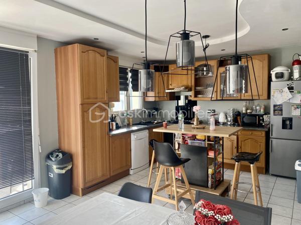 PAVILLON INDIVIDUEL 120m2
Superbe opportunité pour cette maison F5 située dans un environnement calme du village de FOLSCHVILLER

Actuellement louée 900 € par mois, c'est un investissement sûr !
Avec la possibilité de l'habiter sous peu ! 

-CALME
-CHAUFFAGE GAZ
-GARAGE-CAVE-TERRASSE-JARDIN 

Je reste disponible avec plaisir pour toute visite !