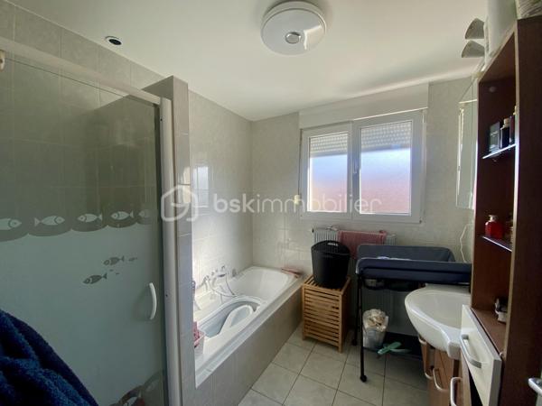 PAVILLON INDIVIDUEL 120m2
Superbe opportunité pour cette maison F5 située dans un environnement calme du village de FOLSCHVILLER

Actuellement louée 900 € par mois, c'est un investissement sûr !
Avec la possibilité de l'habiter sous peu ! 

-CALME
-CHAUFFAGE GAZ
-GARAGE-CAVE-TERRASSE-JARDIN 

Je reste disponible avec plaisir pour toute visite !