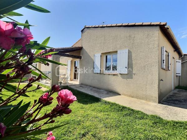 Découvrez cette agréable maison individuelle de plain-pied d’une superficie de 99 m², implantée sur un terrain de 419 m², dans un environnement calme et agréable.
Elle se compose d’un espace de vie convivial, de quatre chambres, ainsi que de pièces fonctionnelles adaptées à la vie de famille. Elle dispose également d’un garage de 26 m², offrant un bel espace de stationnement et de rangement.
Le terrain propose un agréable espace extérieur avec terrasse, idéal pour profiter des beaux jours et créer un espace de jeux pour les enfants.
La maison bénéficie d’un emplacement pratique, à proximité des écoles, de la piscine municipale et des terrains de tennis. Située à seulement 9 km de Lunel, elle permet de profiter d’un cadre paisible tout en restant proche des commerces et des principaux axes.
Une maison idéale pour une famille à la recherche de confort, de tranquillité et de proximité avec les équipements du quotidien.
Je reste à votre disposition pour tout renseignement complémentaire et pour organiser une visite.