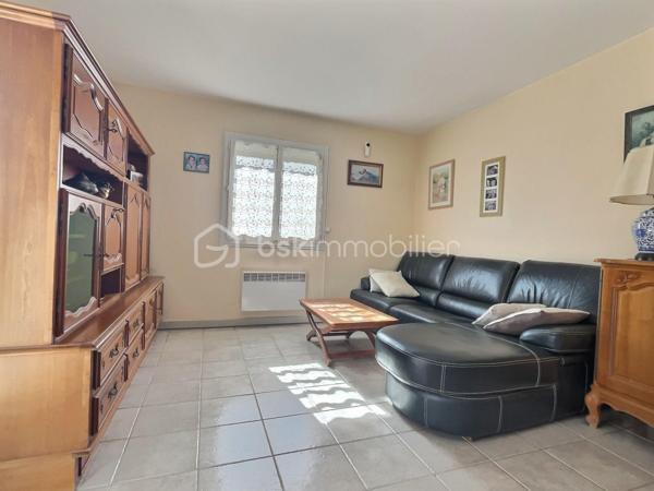 Découvrez cette agréable maison individuelle de plain-pied d’une superficie de 99 m², implantée sur un terrain de 419 m², dans un environnement calme et agréable.
Elle se compose d’un espace de vie convivial, de quatre chambres, ainsi que de pièces fonctionnelles adaptées à la vie de famille. Elle dispose également d’un garage de 26 m², offrant un bel espace de stationnement et de rangement.
Le terrain propose un agréable espace extérieur avec terrasse, idéal pour profiter des beaux jours et créer un espace de jeux pour les enfants.
La maison bénéficie d’un emplacement pratique, à proximité des écoles, de la piscine municipale et des terrains de tennis. Située à seulement 9 km de Lunel, elle permet de profiter d’un cadre paisible tout en restant proche des commerces et des principaux axes.
Une maison idéale pour une famille à la recherche de confort, de tranquillité et de proximité avec les équipements du quotidien.
Je reste à votre disposition pour tout renseignement complémentaire et pour organiser une visite.