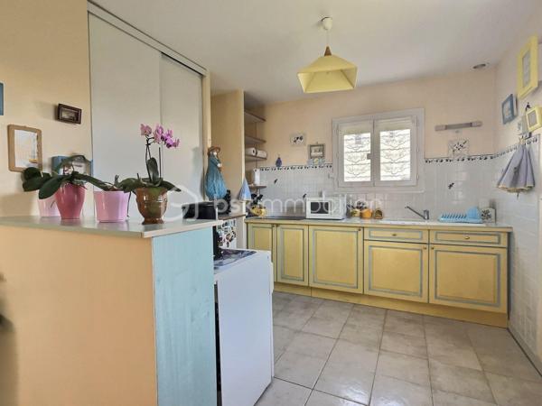 Découvrez cette agréable maison individuelle de plain-pied d’une superficie de 99 m², implantée sur un terrain de 419 m², dans un environnement calme et agréable.
Elle se compose d’un espace de vie convivial, de quatre chambres, ainsi que de pièces fonctionnelles adaptées à la vie de famille. Elle dispose également d’un garage de 26 m², offrant un bel espace de stationnement et de rangement.
Le terrain propose un agréable espace extérieur avec terrasse, idéal pour profiter des beaux jours et créer un espace de jeux pour les enfants.
La maison bénéficie d’un emplacement pratique, à proximité des écoles, de la piscine municipale et des terrains de tennis. Située à seulement 9 km de Lunel, elle permet de profiter d’un cadre paisible tout en restant proche des commerces et des principaux axes.
Une maison idéale pour une famille à la recherche de confort, de tranquillité et de proximité avec les équipements du quotidien.
Je reste à votre disposition pour tout renseignement complémentaire et pour organiser une visite.