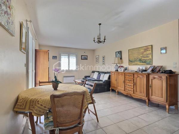 Découvrez cette agréable maison individuelle de plain-pied d’une superficie de 99 m², implantée sur un terrain de 419 m², dans un environnement calme et agréable.
Elle se compose d’un espace de vie convivial, de quatre chambres, ainsi que de pièces fonctionnelles adaptées à la vie de famille. Elle dispose également d’un garage de 26 m², offrant un bel espace de stationnement et de rangement.
Le terrain propose un agréable espace extérieur avec terrasse, idéal pour profiter des beaux jours et créer un espace de jeux pour les enfants.
La maison bénéficie d’un emplacement pratique, à proximité des écoles, de la piscine municipale et des terrains de tennis. Située à seulement 9 km de Lunel, elle permet de profiter d’un cadre paisible tout en restant proche des commerces et des principaux axes.
Une maison idéale pour une famille à la recherche de confort, de tranquillité et de proximité avec les équipements du quotidien.
Je reste à votre disposition pour tout renseignement complémentaire et pour organiser une visite.