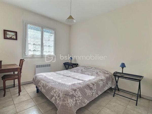 Découvrez cette agréable maison individuelle de plain-pied d’une superficie de 99 m², implantée sur un terrain de 419 m², dans un environnement calme et agréable.
Elle se compose d’un espace de vie convivial, de quatre chambres, ainsi que de pièces fonctionnelles adaptées à la vie de famille. Elle dispose également d’un garage de 26 m², offrant un bel espace de stationnement et de rangement.
Le terrain propose un agréable espace extérieur avec terrasse, idéal pour profiter des beaux jours et créer un espace de jeux pour les enfants.
La maison bénéficie d’un emplacement pratique, à proximité des écoles, de la piscine municipale et des terrains de tennis. Située à seulement 9 km de Lunel, elle permet de profiter d’un cadre paisible tout en restant proche des commerces et des principaux axes.
Une maison idéale pour une famille à la recherche de confort, de tranquillité et de proximité avec les équipements du quotidien.
Je reste à votre disposition pour tout renseignement complémentaire et pour organiser une visite.