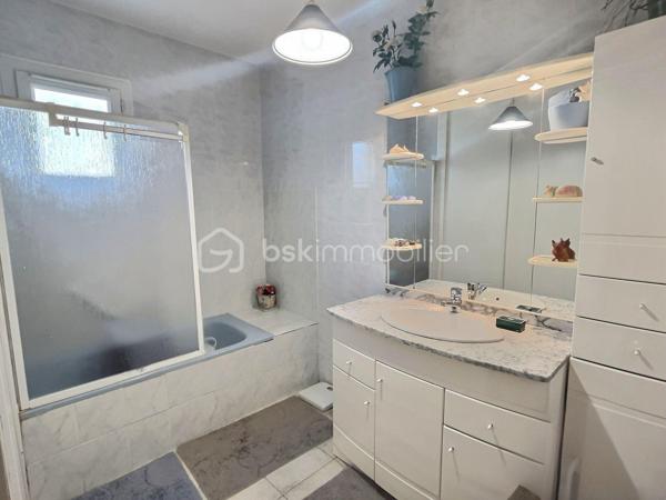 Découvrez cette agréable maison individuelle de plain-pied d’une superficie de 99 m², implantée sur un terrain de 419 m², dans un environnement calme et agréable.
Elle se compose d’un espace de vie convivial, de quatre chambres, ainsi que de pièces fonctionnelles adaptées à la vie de famille. Elle dispose également d’un garage de 26 m², offrant un bel espace de stationnement et de rangement.
Le terrain propose un agréable espace extérieur avec terrasse, idéal pour profiter des beaux jours et créer un espace de jeux pour les enfants.
La maison bénéficie d’un emplacement pratique, à proximité des écoles, de la piscine municipale et des terrains de tennis. Située à seulement 9 km de Lunel, elle permet de profiter d’un cadre paisible tout en restant proche des commerces et des principaux axes.
Une maison idéale pour une famille à la recherche de confort, de tranquillité et de proximité avec les équipements du quotidien.
Je reste à votre disposition pour tout renseignement complémentaire et pour organiser une visite.