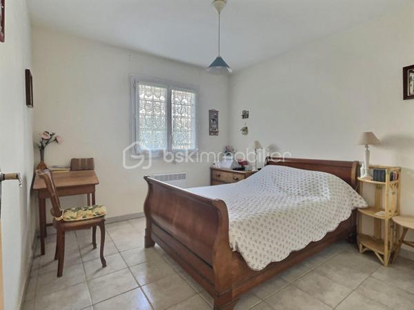 Découvrez cette agréable maison individuelle de plain-pied d’une superficie de 99 m², implantée sur un terrain de 419 m², dans un environnement calme et agréable.
Elle se compose d’un espace de vie convivial, de quatre chambres, ainsi que de pièces fonctionnelles adaptées à la vie de famille. Elle dispose également d’un garage de 26 m², offrant un bel espace de stationnement et de rangement.
Le terrain propose un agréable espace extérieur avec terrasse, idéal pour profiter des beaux jours et créer un espace de jeux pour les enfants.
La maison bénéficie d’un emplacement pratique, à proximité des écoles, de la piscine municipale et des terrains de tennis. Située à seulement 9 km de Lunel, elle permet de profiter d’un cadre paisible tout en restant proche des commerces et des principaux axes.
Une maison idéale pour une famille à la recherche de confort, de tranquillité et de proximité avec les équipements du quotidien.
Je reste à votre disposition pour tout renseignement complémentaire et pour organiser une visite.