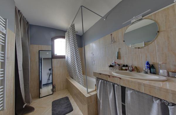 Maison plain-pied 110 m² ? Terrain arboré +3000 m² ? Garage 100 m² ? Sans vis-à-vis