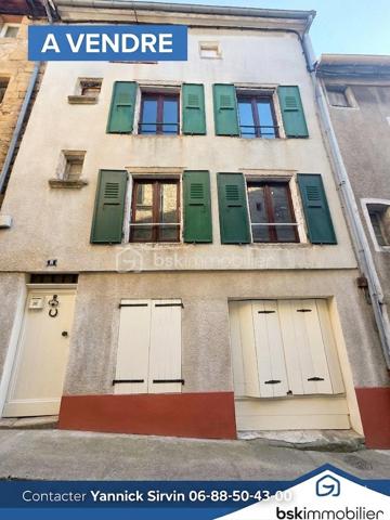 Idéalement située en plein centre-ville de Langogne, au calme, découvrez cette maison d'habitation à fort potentiel offrant de beaux volumes qui ne demandent qu'à être exploités.

Des travaux de rafraîchissement et de modernisation sont à prévoir pour la mettre à votre goût.

Agencement du bien :

Rez-de-chaussée : Une cave saine, idéale pour le rangement.

1er étage : Une grande chambre, un WC indépendant, un espace chaufferie et l'accès direct à une cour extérieure d'environ 40 m², un véritable atout en centre-ville.

2ème étage : Une pièce de vie lumineuse comprenant une cuisine avec un salon d'environ 22 m², une chambre ainsi qu'une salle d'eau avec WC.

3ème étage : Des combles sous une toiture saine, parfaits pour du stockage ou un aménagement futur.

Cette maison représente une excellente opportunité pour un premier achat,maison secondaire ou un investissement locatif, grâce à ses volumes généreux et son extérieur recherché. À visiter !