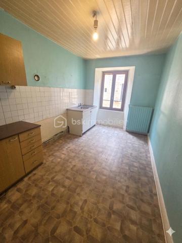Idéalement située en plein centre-ville de Langogne, au calme, découvrez cette maison d'habitation à fort potentiel offrant de beaux volumes qui ne demandent qu'à être exploités.

Des travaux de rafraîchissement et de modernisation sont à prévoir pour la mettre à votre goût.

Agencement du bien :

Rez-de-chaussée : Une cave saine, idéale pour le rangement.

1er étage : Une grande chambre, un WC indépendant, un espace chaufferie et l'accès direct à une cour extérieure d'environ 40 m², un véritable atout en centre-ville.

2ème étage : Une pièce de vie lumineuse comprenant une cuisine avec un salon d'environ 22 m², une chambre ainsi qu'une salle d'eau avec WC.

3ème étage : Des combles sous une toiture saine, parfaits pour du stockage ou un aménagement futur.

Cette maison représente une excellente opportunité pour un premier achat,maison secondaire ou un investissement locatif, grâce à ses volumes généreux et son extérieur recherché. À visiter !