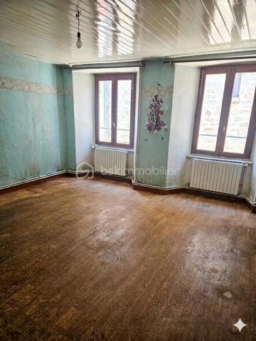 Idéalement située en plein centre-ville de Langogne, au calme, découvrez cette maison d'habitation à fort potentiel offrant de beaux volumes qui ne demandent qu'à être exploités.

Des travaux de rafraîchissement et de modernisation sont à prévoir pour la mettre à votre goût.

Agencement du bien :

Rez-de-chaussée : Une cave saine, idéale pour le rangement.

1er étage : Une grande chambre, un WC indépendant, un espace chaufferie et l'accès direct à une cour extérieure d'environ 40 m², un véritable atout en centre-ville.

2ème étage : Une pièce de vie lumineuse comprenant une cuisine avec un salon d'environ 22 m², une chambre ainsi qu'une salle d'eau avec WC.

3ème étage : Des combles sous une toiture saine, parfaits pour du stockage ou un aménagement futur.

Cette maison représente une excellente opportunité pour un premier achat,maison secondaire ou un investissement locatif, grâce à ses volumes généreux et son extérieur recherché. À visiter !
