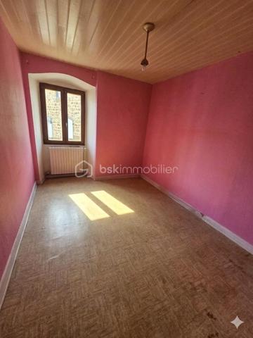 Idéalement située en plein centre-ville de Langogne, au calme, découvrez cette maison d'habitation à fort potentiel offrant de beaux volumes qui ne demandent qu'à être exploités.

Des travaux de rafraîchissement et de modernisation sont à prévoir pour la mettre à votre goût.

Agencement du bien :

Rez-de-chaussée : Une cave saine, idéale pour le rangement.

1er étage : Une grande chambre, un WC indépendant, un espace chaufferie et l'accès direct à une cour extérieure d'environ 40 m², un véritable atout en centre-ville.

2ème étage : Une pièce de vie lumineuse comprenant une cuisine avec un salon d'environ 22 m², une chambre ainsi qu'une salle d'eau avec WC.

3ème étage : Des combles sous une toiture saine, parfaits pour du stockage ou un aménagement futur.

Cette maison représente une excellente opportunité pour un premier achat,maison secondaire ou un investissement locatif, grâce à ses volumes généreux et son extérieur recherché. À visiter !