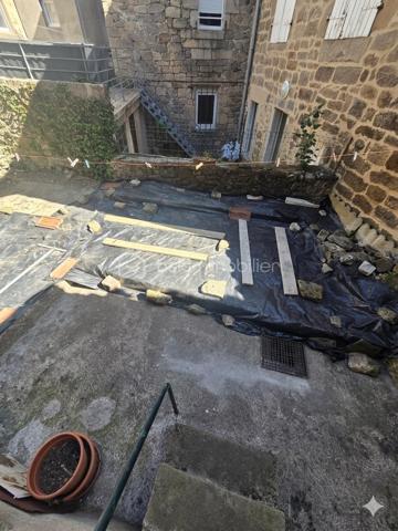 Idéalement située en plein centre-ville de Langogne, au calme, découvrez cette maison d'habitation à fort potentiel offrant de beaux volumes qui ne demandent qu'à être exploités.

Des travaux de rafraîchissement et de modernisation sont à prévoir pour la mettre à votre goût.

Agencement du bien :

Rez-de-chaussée : Une cave saine, idéale pour le rangement.

1er étage : Une grande chambre, un WC indépendant, un espace chaufferie et l'accès direct à une cour extérieure d'environ 40 m², un véritable atout en centre-ville.

2ème étage : Une pièce de vie lumineuse comprenant une cuisine avec un salon d'environ 22 m², une chambre ainsi qu'une salle d'eau avec WC.

3ème étage : Des combles sous une toiture saine, parfaits pour du stockage ou un aménagement futur.

Cette maison représente une excellente opportunité pour un premier achat,maison secondaire ou un investissement locatif, grâce à ses volumes généreux et son extérieur recherché. À visiter !