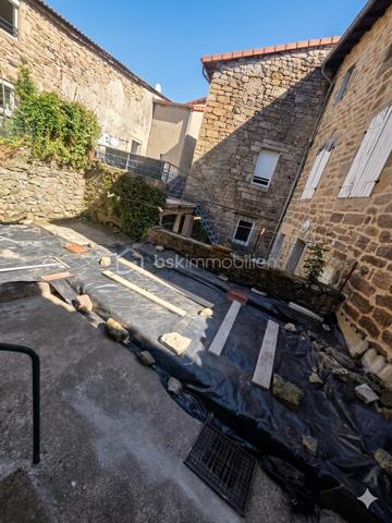 Idéalement située en plein centre-ville de Langogne, au calme, découvrez cette maison d'habitation à fort potentiel offrant de beaux volumes qui ne demandent qu'à être exploités.

Des travaux de rafraîchissement et de modernisation sont à prévoir pour la mettre à votre goût.

Agencement du bien :

Rez-de-chaussée : Une cave saine, idéale pour le rangement.

1er étage : Une grande chambre, un WC indépendant, un espace chaufferie et l'accès direct à une cour extérieure d'environ 40 m², un véritable atout en centre-ville.

2ème étage : Une pièce de vie lumineuse comprenant une cuisine avec un salon d'environ 22 m², une chambre ainsi qu'une salle d'eau avec WC.

3ème étage : Des combles sous une toiture saine, parfaits pour du stockage ou un aménagement futur.

Cette maison représente une excellente opportunité pour un premier achat,maison secondaire ou un investissement locatif, grâce à ses volumes généreux et son extérieur recherché. À visiter !