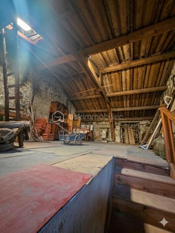 Idéalement située en plein centre-ville de Langogne, au calme, découvrez cette maison d'habitation à fort potentiel offrant de beaux volumes qui ne demandent qu'à être exploités.

Des travaux de rafraîchissement et de modernisation sont à prévoir pour la mettre à votre goût.

Agencement du bien :

Rez-de-chaussée : Une cave saine, idéale pour le rangement.

1er étage : Une grande chambre, un WC indépendant, un espace chaufferie et l'accès direct à une cour extérieure d'environ 40 m², un véritable atout en centre-ville.

2ème étage : Une pièce de vie lumineuse comprenant une cuisine avec un salon d'environ 22 m², une chambre ainsi qu'une salle d'eau avec WC.

3ème étage : Des combles sous une toiture saine, parfaits pour du stockage ou un aménagement futur.

Cette maison représente une excellente opportunité pour un premier achat,maison secondaire ou un investissement locatif, grâce à ses volumes généreux et son extérieur recherché. À visiter !