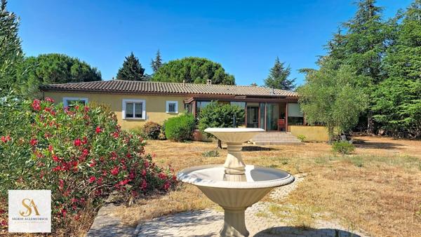 VILLARDONNEL – Villa de plain-pied avec garage, 4 chambres et bureau, sur un terrain de 3 577 m² avec vue dégagée sur la Montagne Noire.