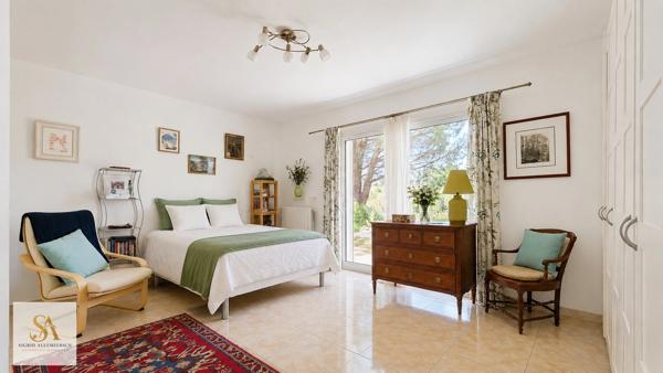 VILLARDONNEL – Villa de plain-pied avec garage, 4 chambres et bureau, sur un terrain de 3 577 m² avec vue dégagée sur la Montagne Noire.